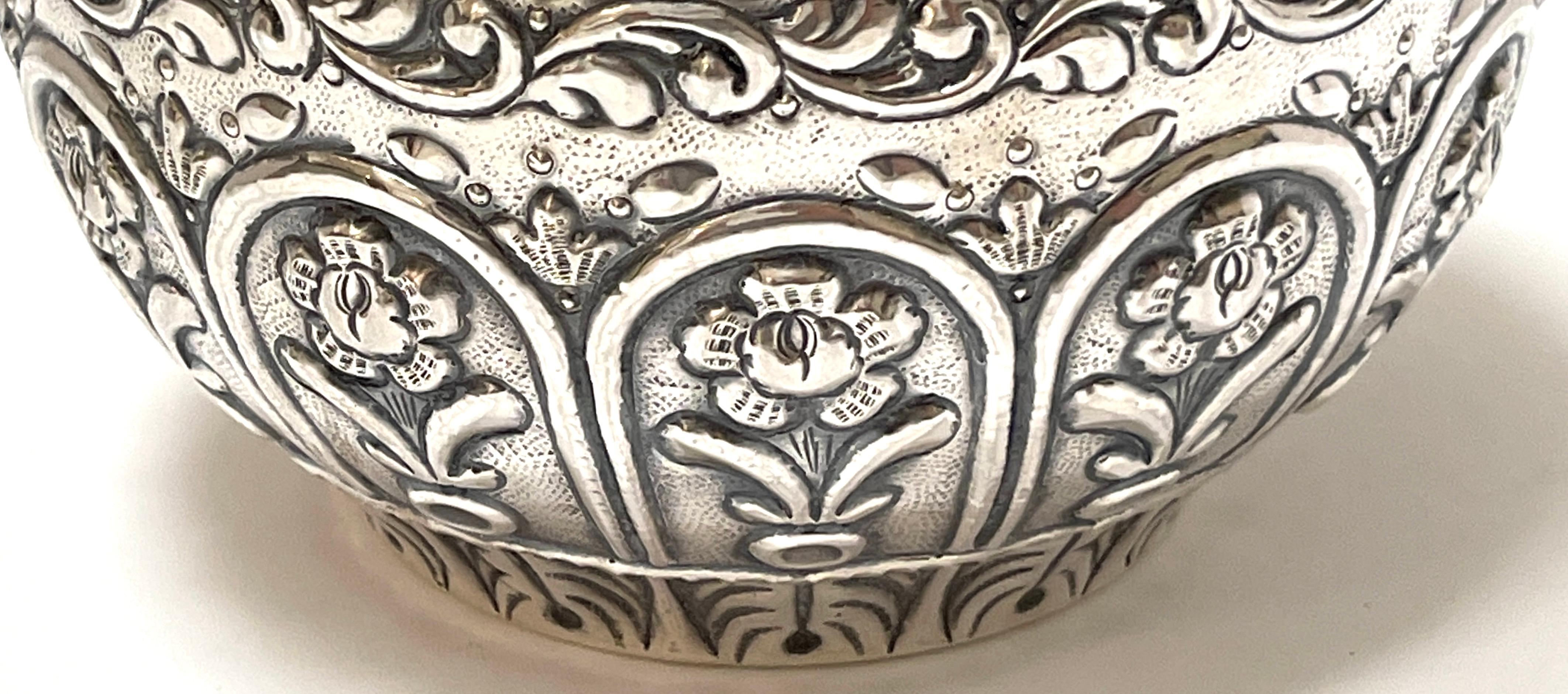 Gran Caja de Melón Repoussé de Sterling, Estilo de Buccellati siglo XX en venta