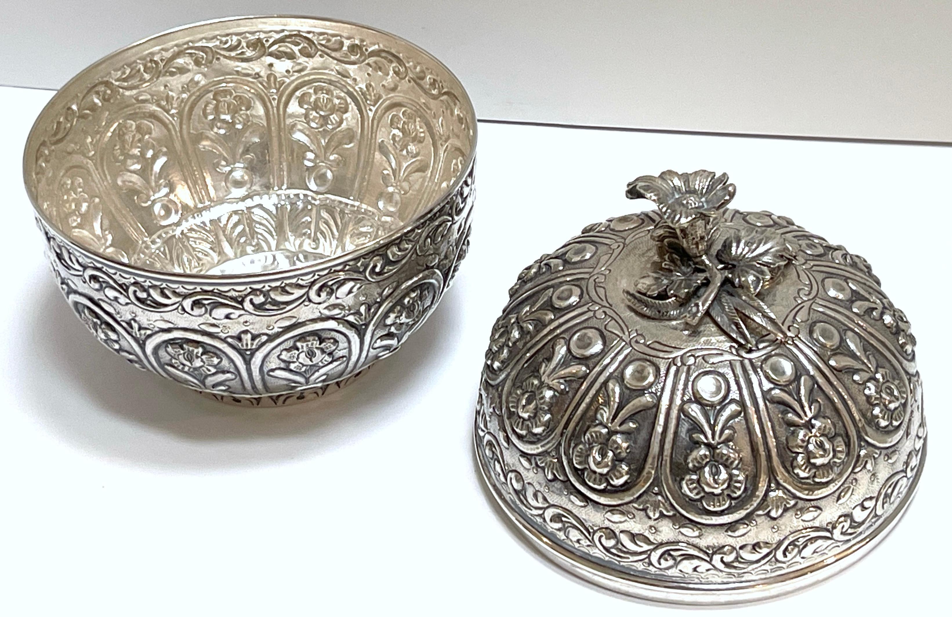 Gran Caja de Melón Repoussé de Sterling, Estilo de Buccellati Plata esterlina en venta