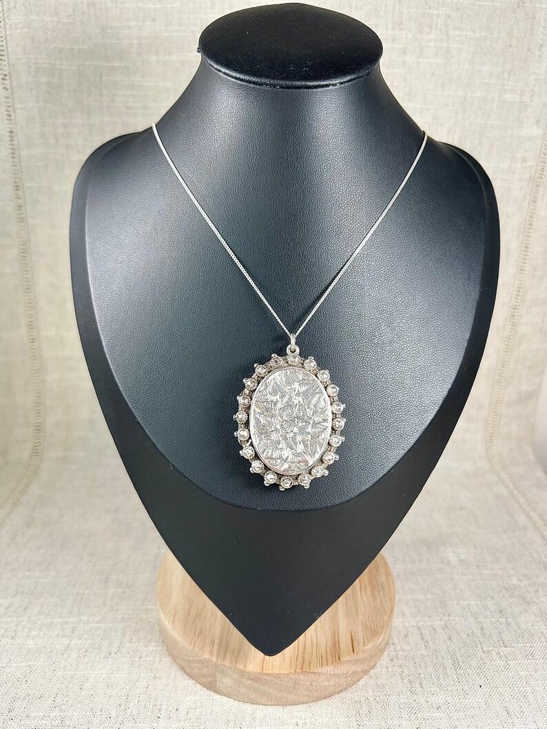 Grande medaglione in argento Sterlingham con marchio Birmingham del 1882 con incisione a foglia vittoriana in vendita 5