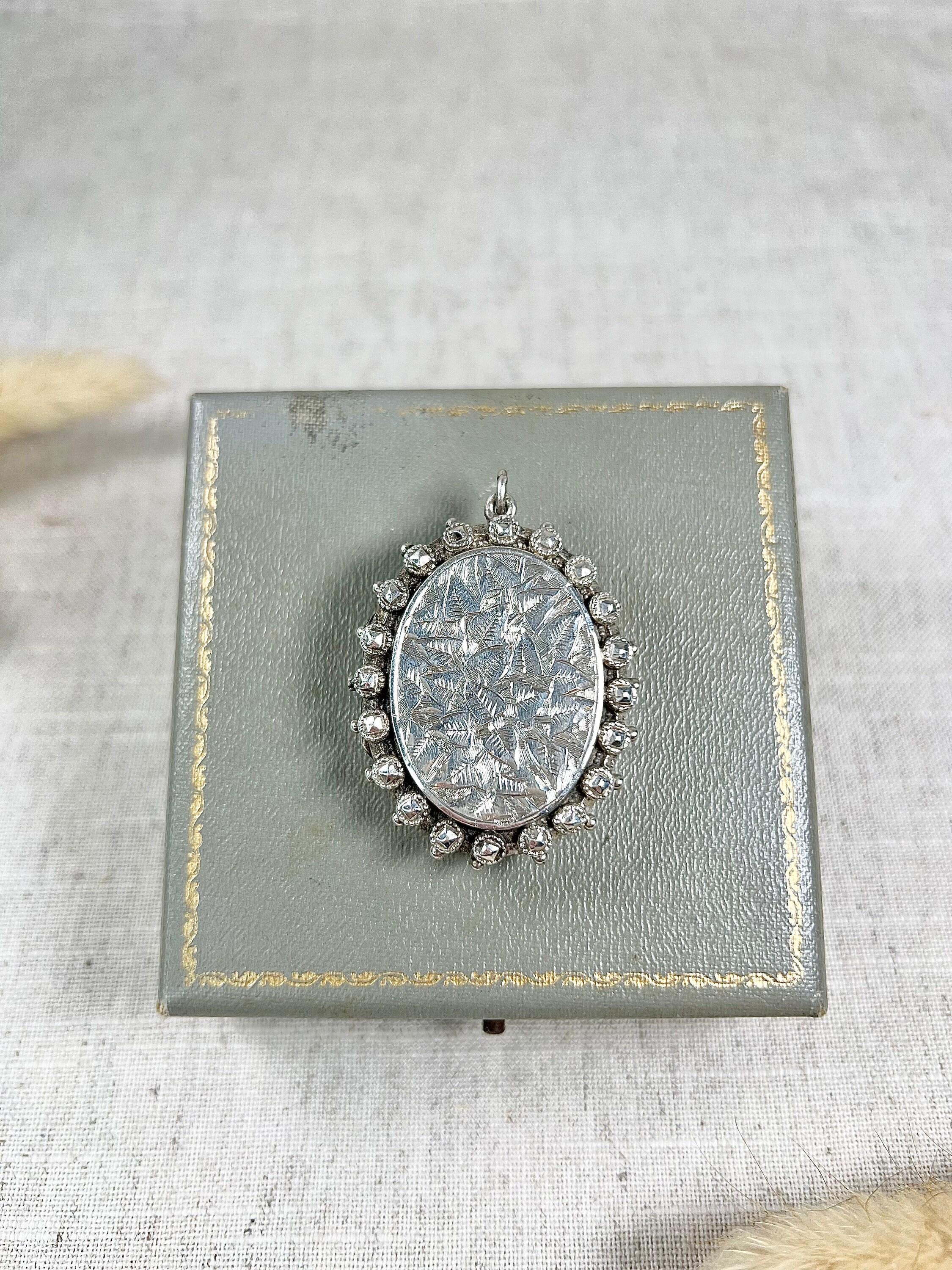 Vittoriano Grande medaglione in argento Sterlingham con marchio Birmingham del 1882 con incisione a foglia vittoriana in vendita