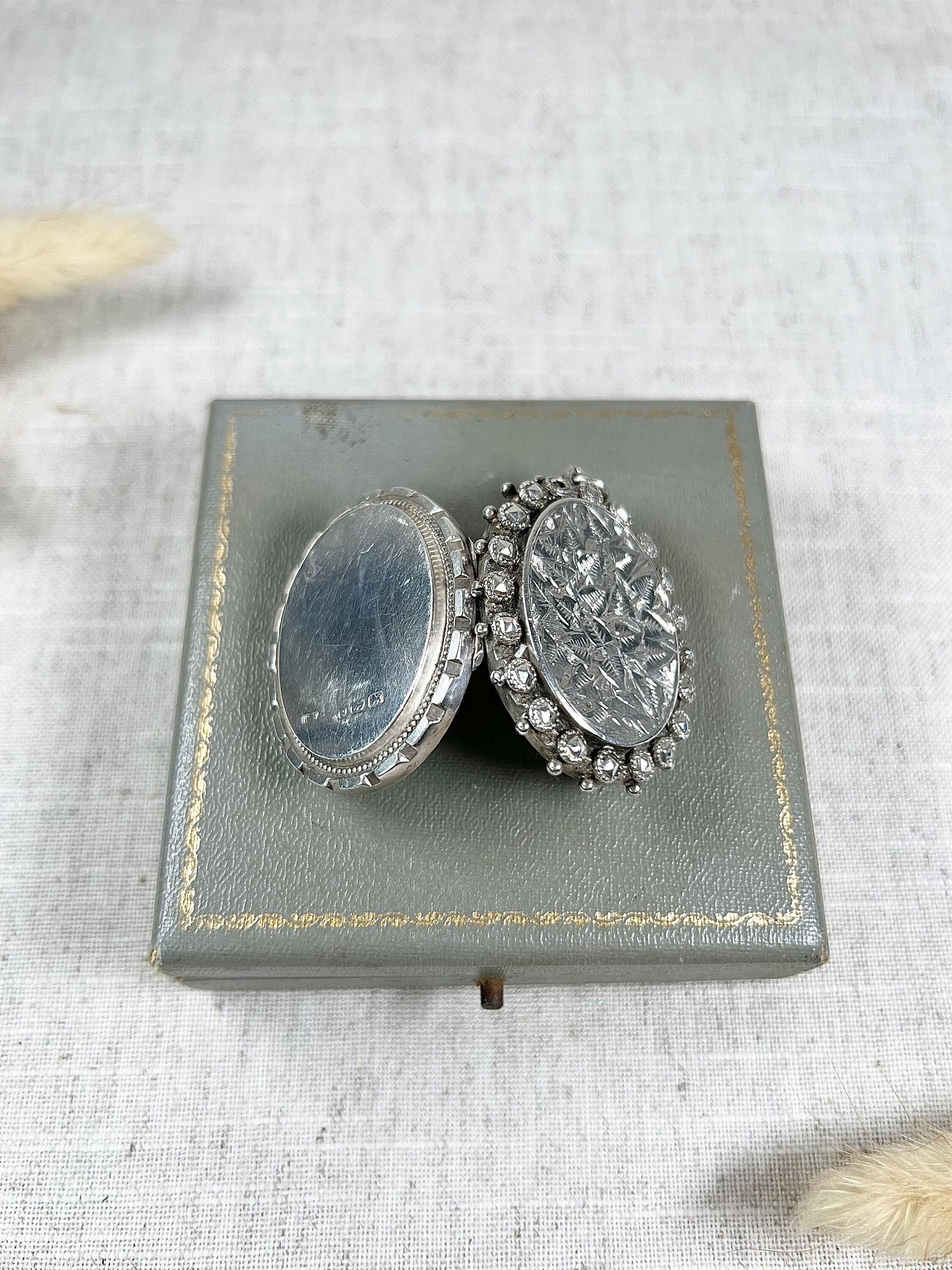 Grande medaglione in argento Sterlingham con marchio Birmingham del 1882 con incisione a foglia vittoriana In condizioni buone in vendita a Brighton, GB