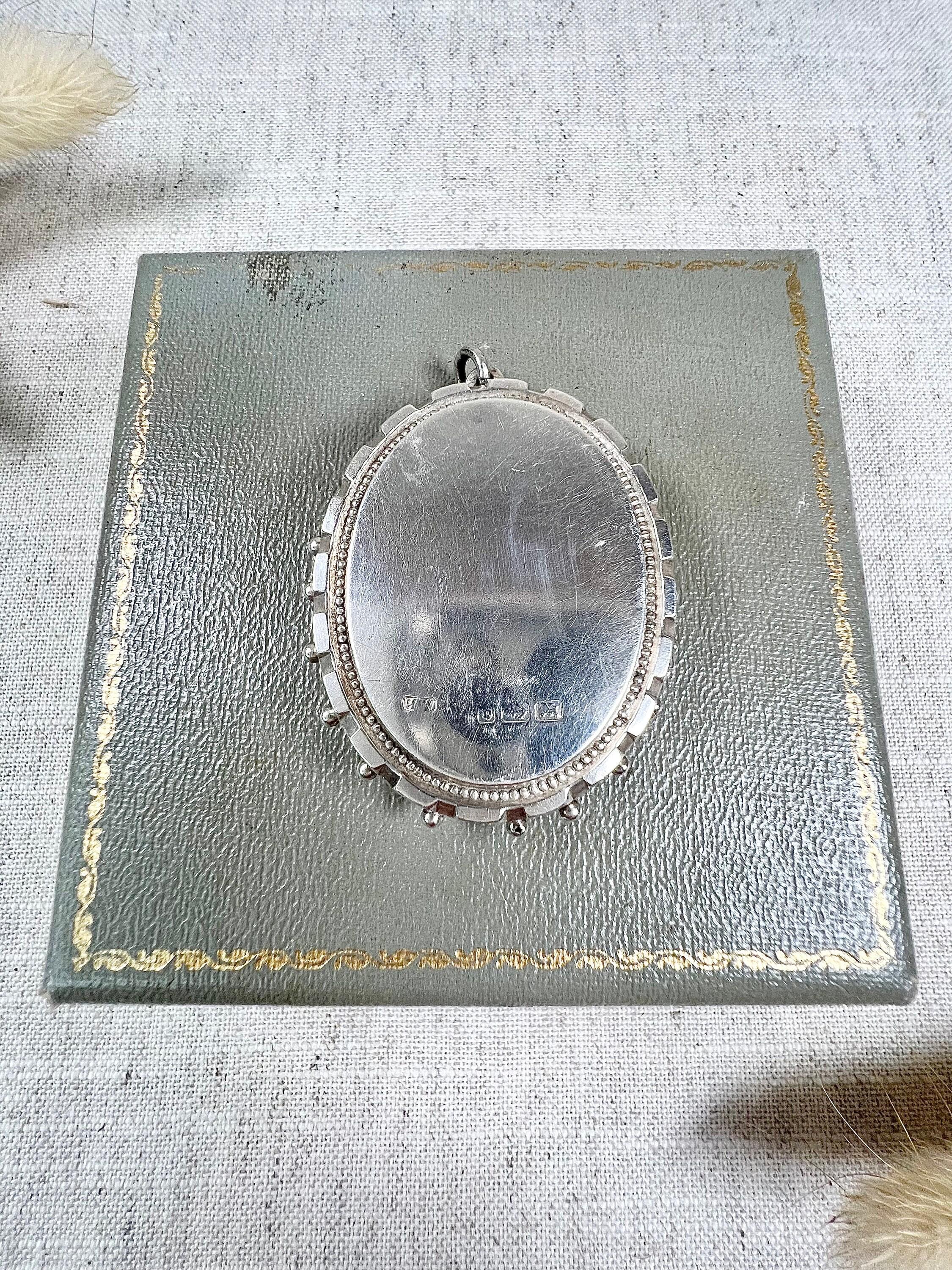 da uomo o donna Grande medaglione in argento Sterlingham con marchio Birmingham del 1882 con incisione a foglia vittoriana in vendita