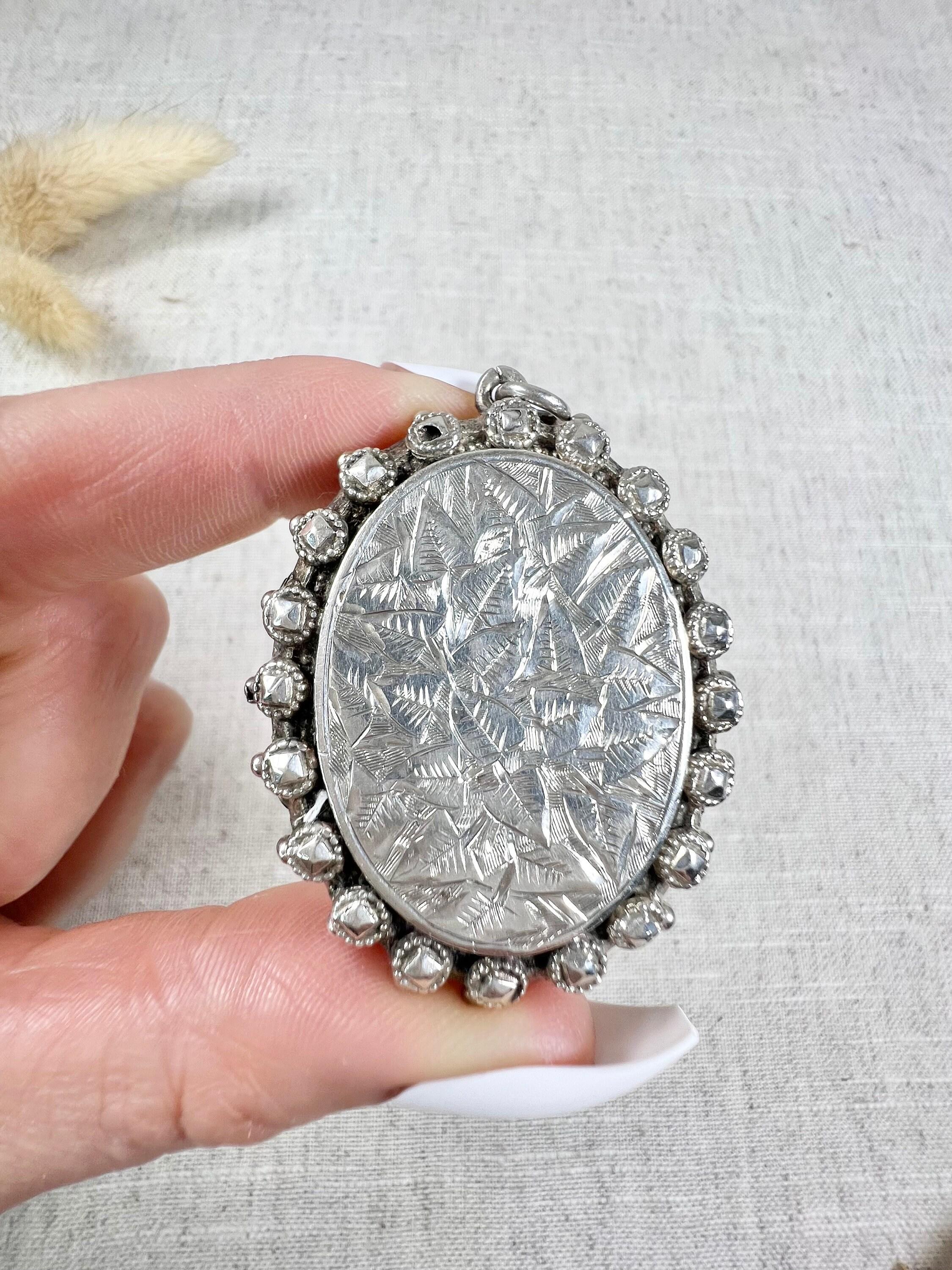 Grande medaglione in argento Sterlingham con marchio Birmingham del 1882 con incisione a foglia vittoriana in vendita 1