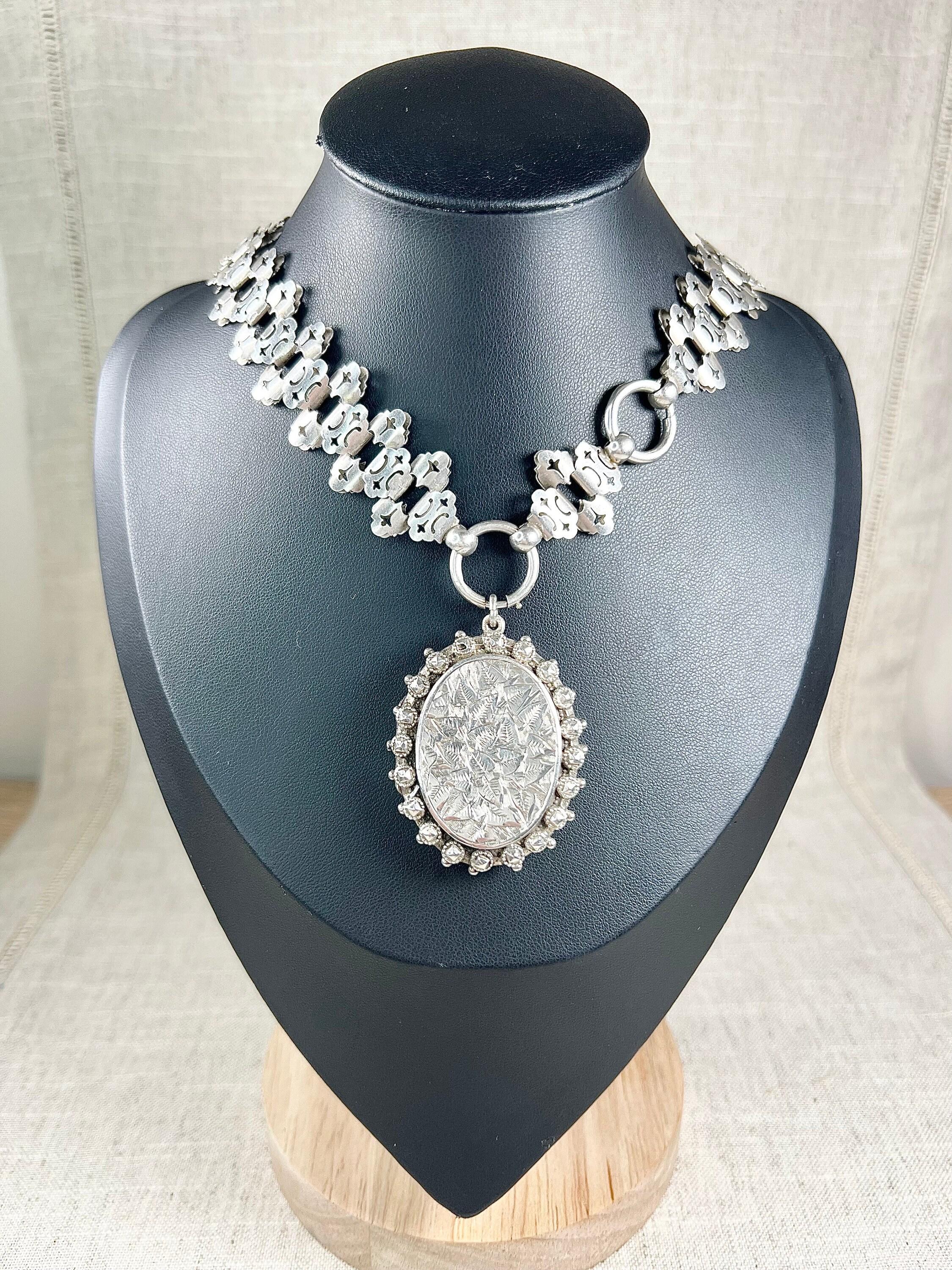 Grande medaglione in argento Sterlingham con marchio Birmingham del 1882 con incisione a foglia vittoriana in vendita 3
