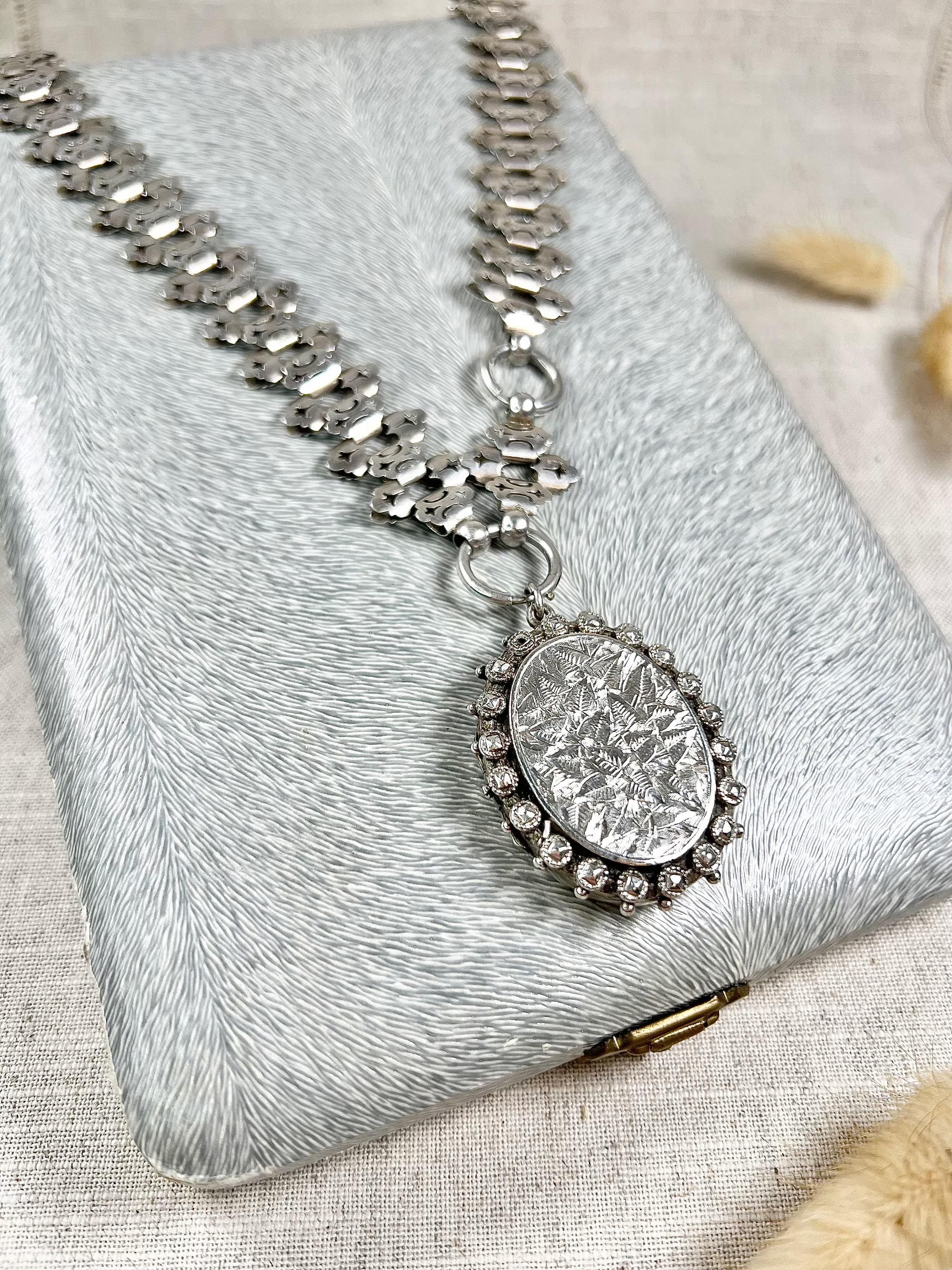 Grande medaglione in argento Sterlingham con marchio Birmingham del 1882 con incisione a foglia vittoriana in vendita 4