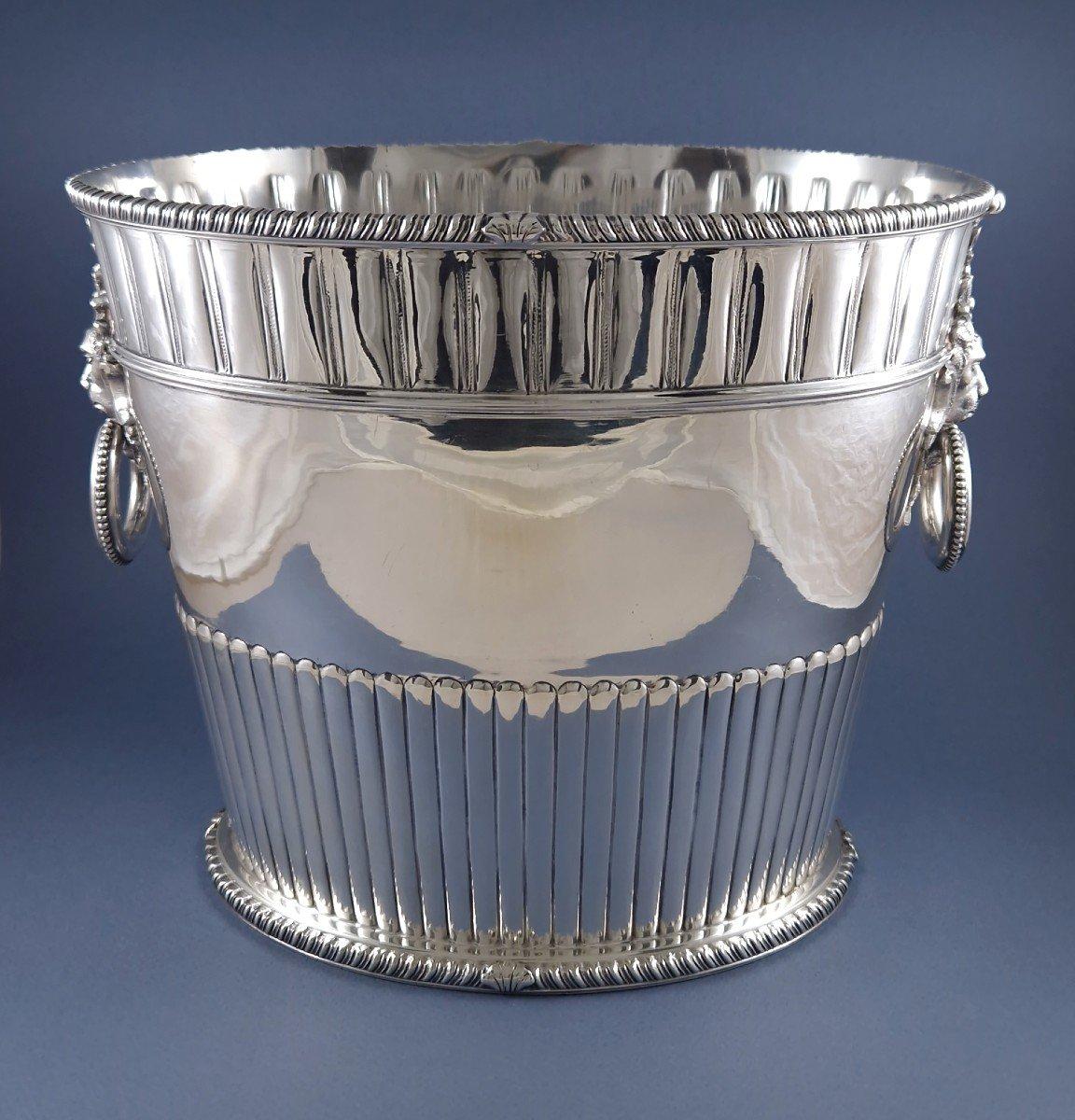 Large sterling silver champagne bucket from the mid-20th century 
Oval shape, decorated with gadroons, the grips in the shape of lion heads 
Silver hallmark 800 
Height: 23 cm 
Length: 28 cm 
Width: 20 cm 
Weight: 1951 grams