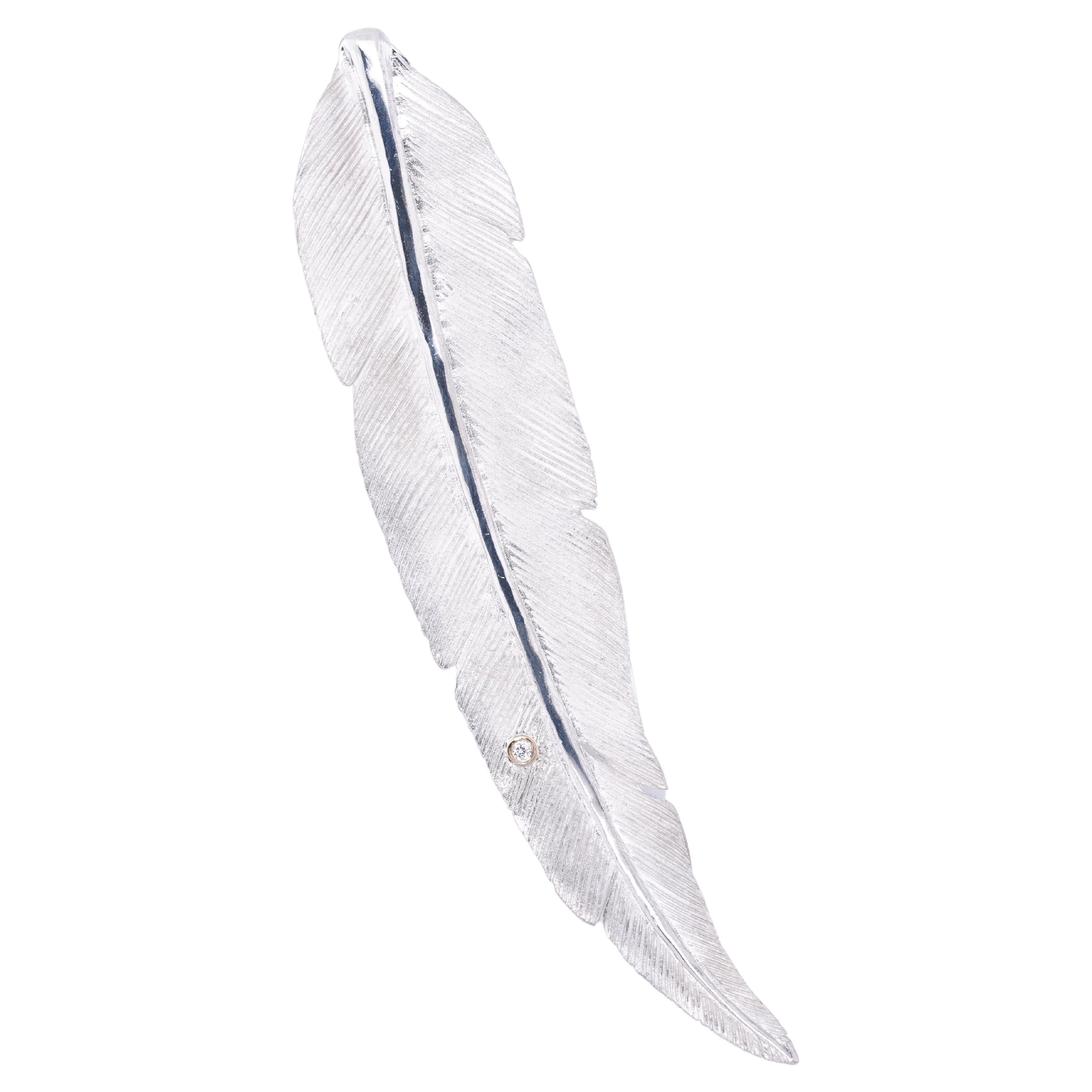 Alfiler grande de plata de ley con detalle de pluma de pájaro y diamantes de Ashley Childs

Esta pluma fue tallada originalmente por 