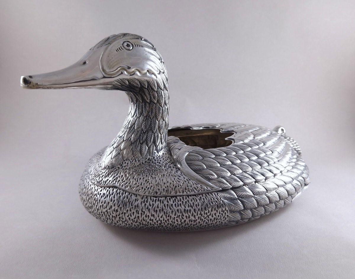 Large planter or centerpiece in Sterling Silver in the shape of a duck.
Silver hallmark 800 
Silversmith: Brandimarte 
Italian work around 1970 
Length: 45 cm 
Width: 25.5 cm 
Height: 21 cm 
Weight: 2085 grams