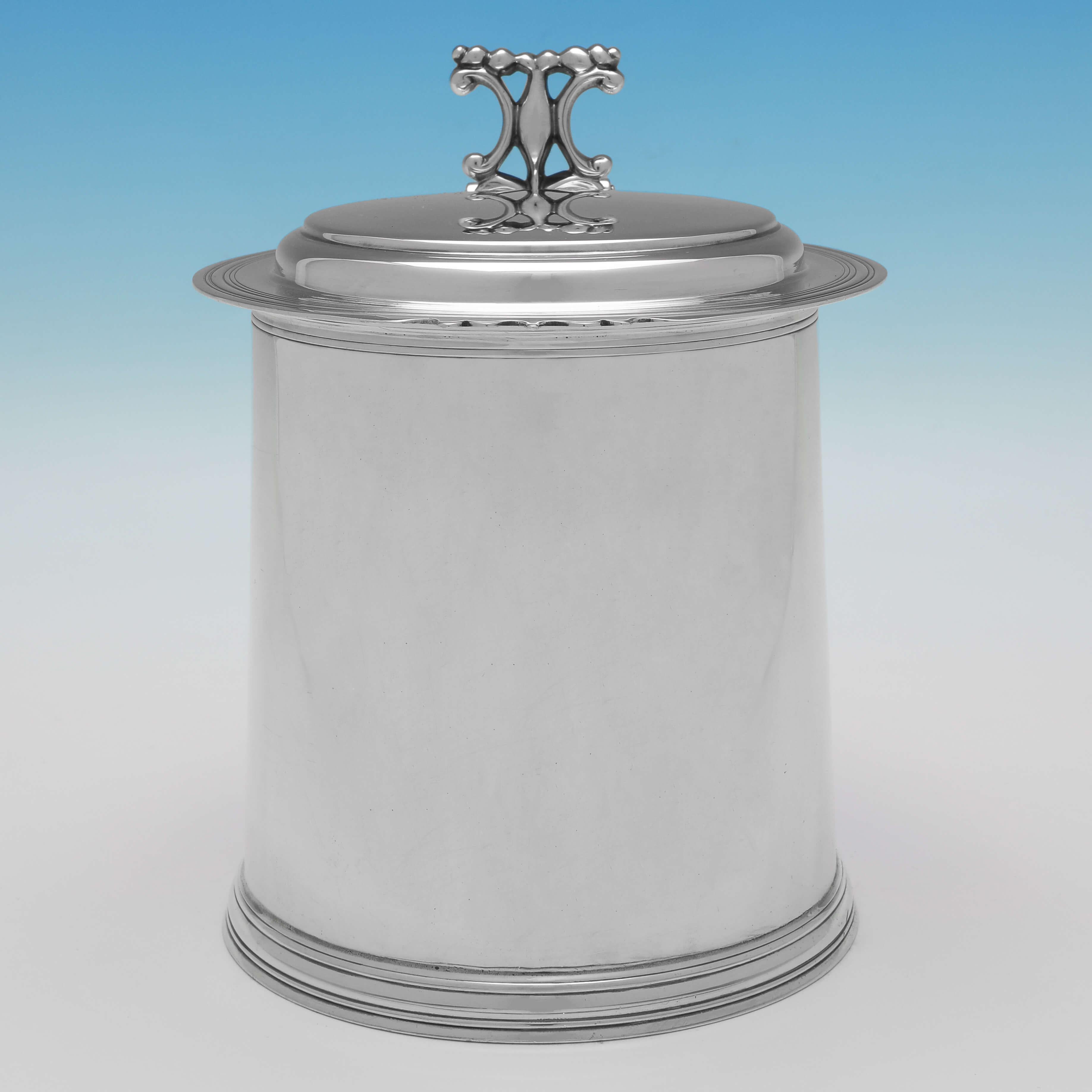 Questo bel boccale in argento Sterling, con marchio di fabbrica di Thomas Bradbury & Sons, è stato realizzato a Sheffield nel 1928 e presenta un lato dritto, con dettagli in canna e una parte superiore piatta. 

Il boccale misura 6,5