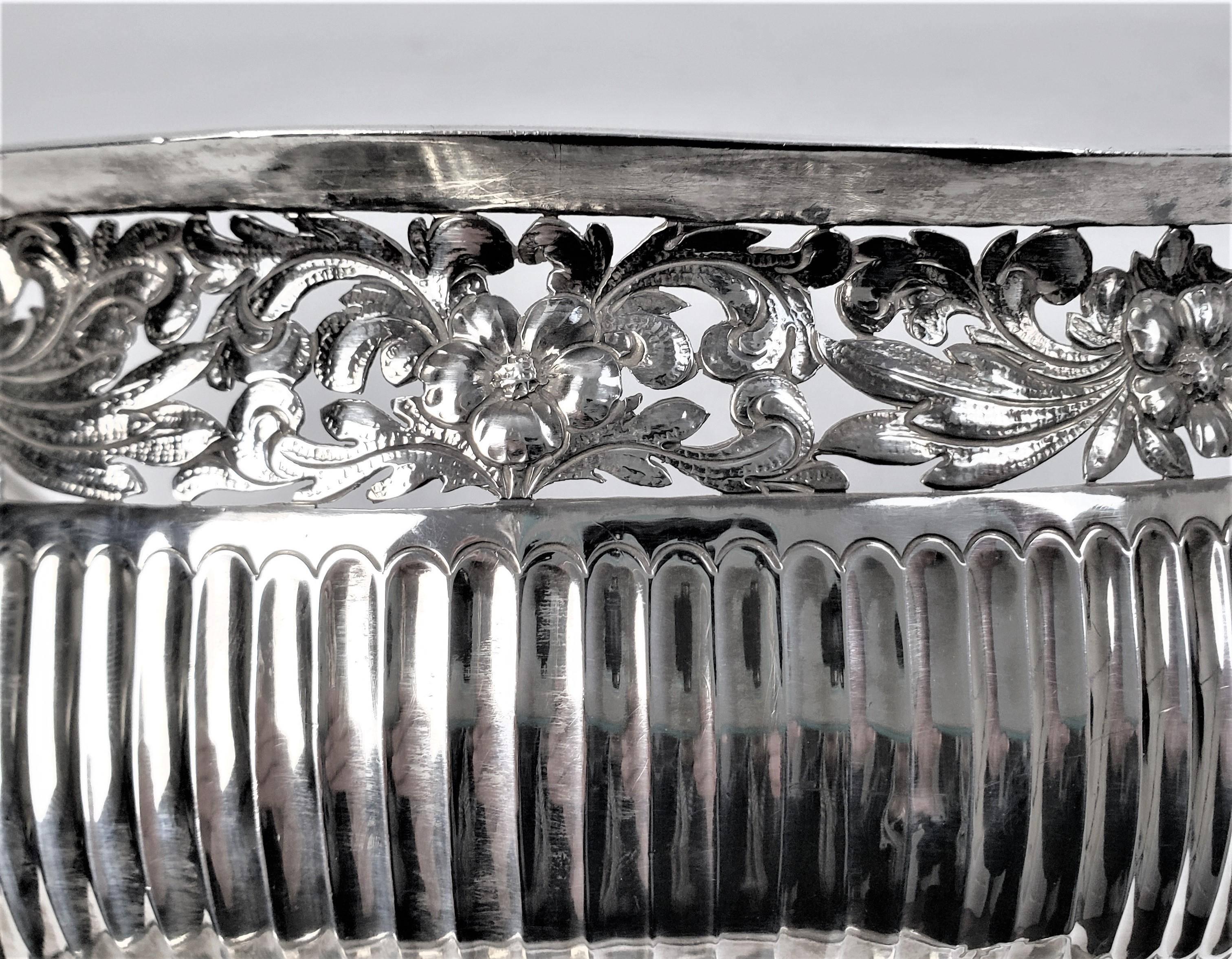Gran cesta georgiana perforada de plata de ley con caras repulidas y decoración floral en venta 5