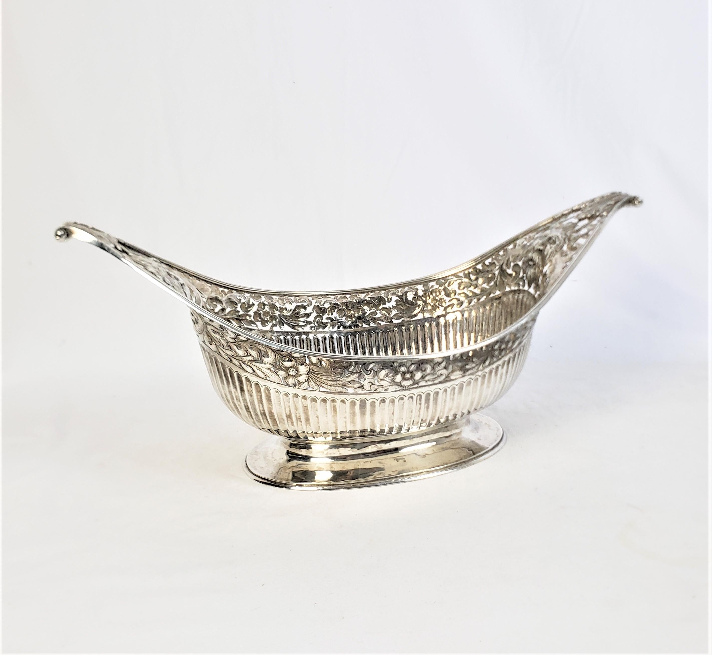 Gran cesta georgiana perforada de plata de ley con caras repulidas y decoración floral Inglés en venta