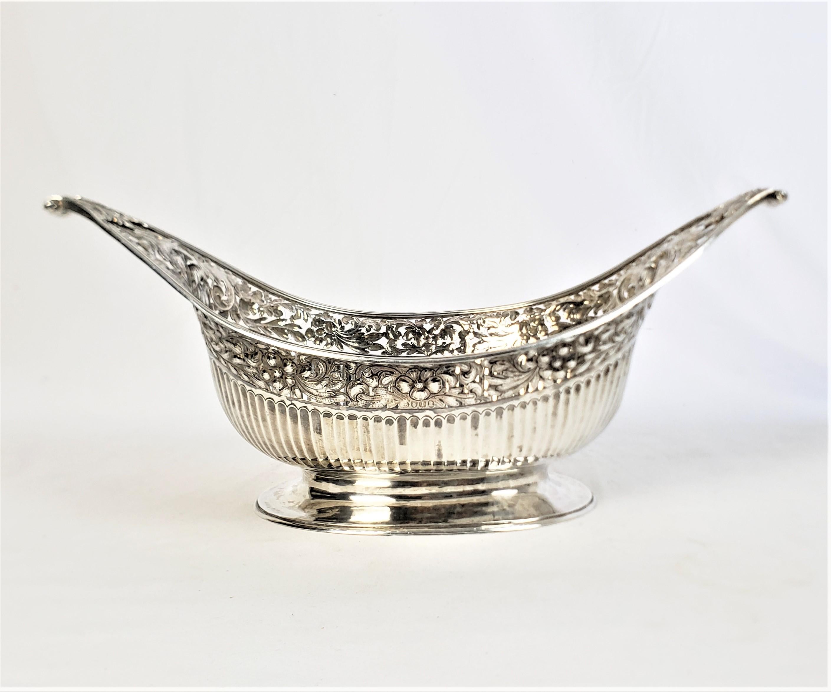 Gran cesta georgiana perforada de plata de ley con caras repulidas y decoración floral en Bueno estado para la venta en Hamilton, Ontario