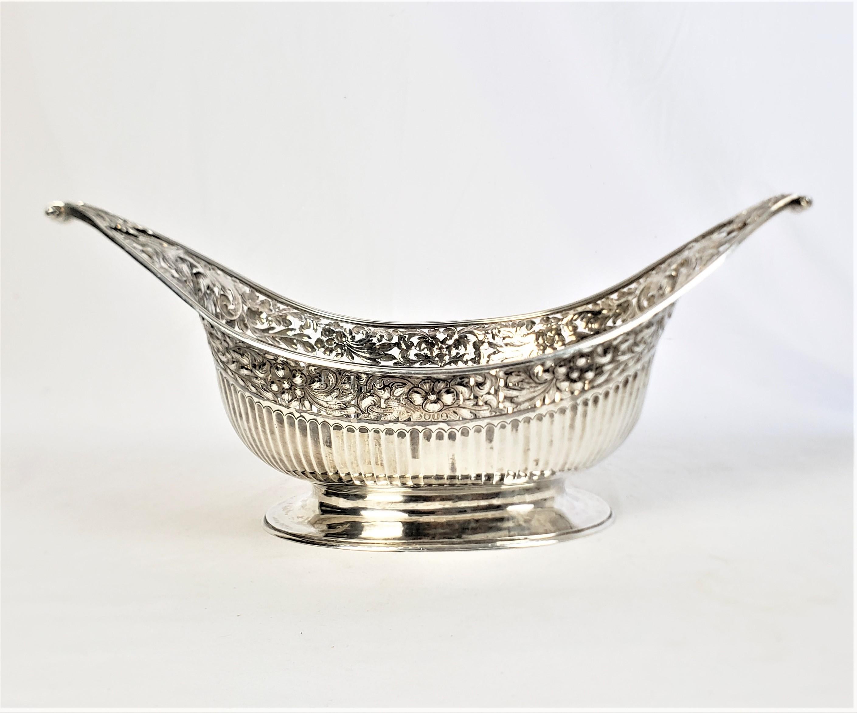 Großer georgianischer durchbrochener Korb aus Sterlingsilber mit Gesichtern im Repousse-Stil und Blumendekor im Zustand „Gut“ im Angebot in Hamilton, Ontario