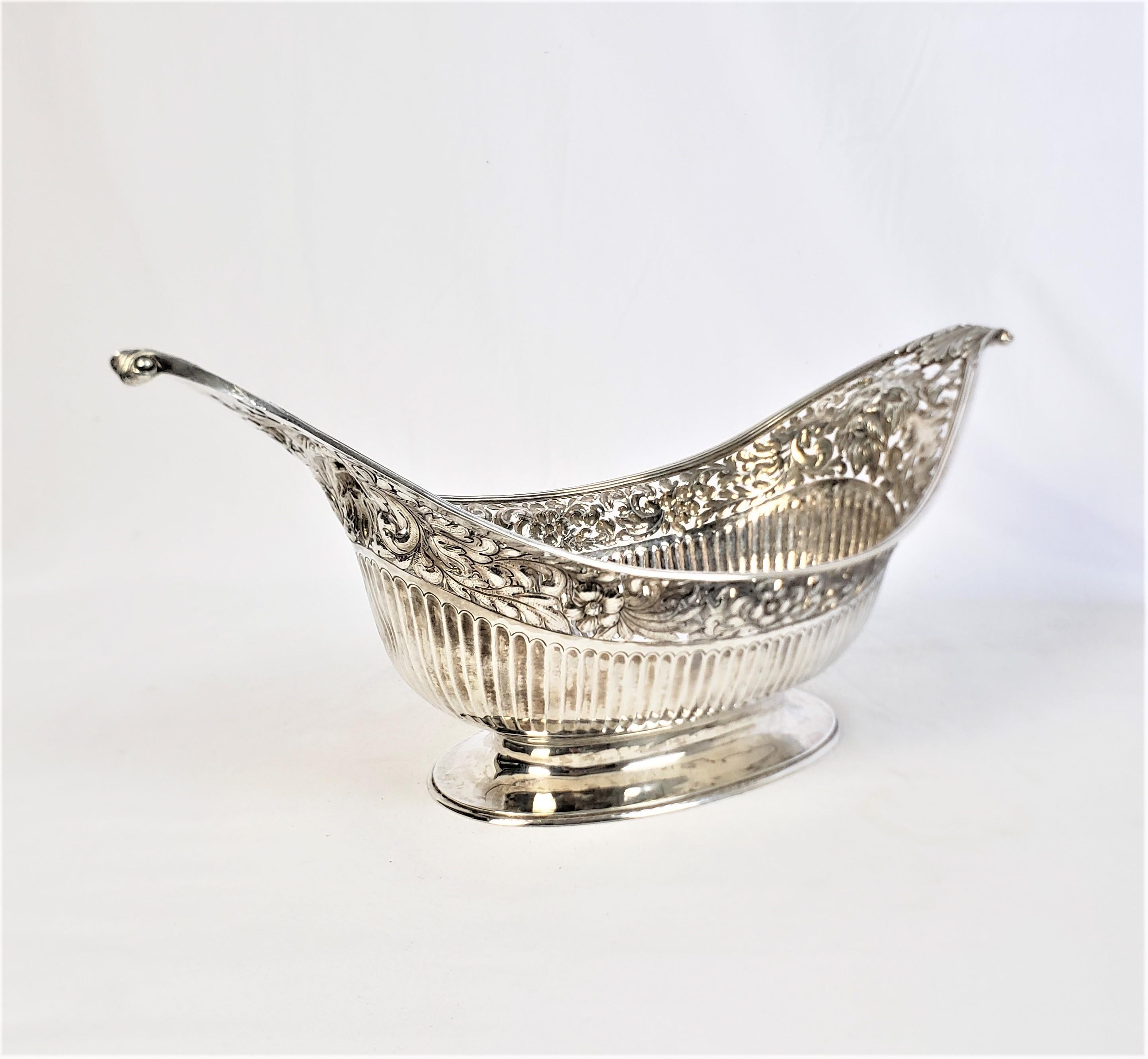 Gran cesta georgiana perforada de plata de ley con caras repulidas y decoración floral siglo XIX en venta