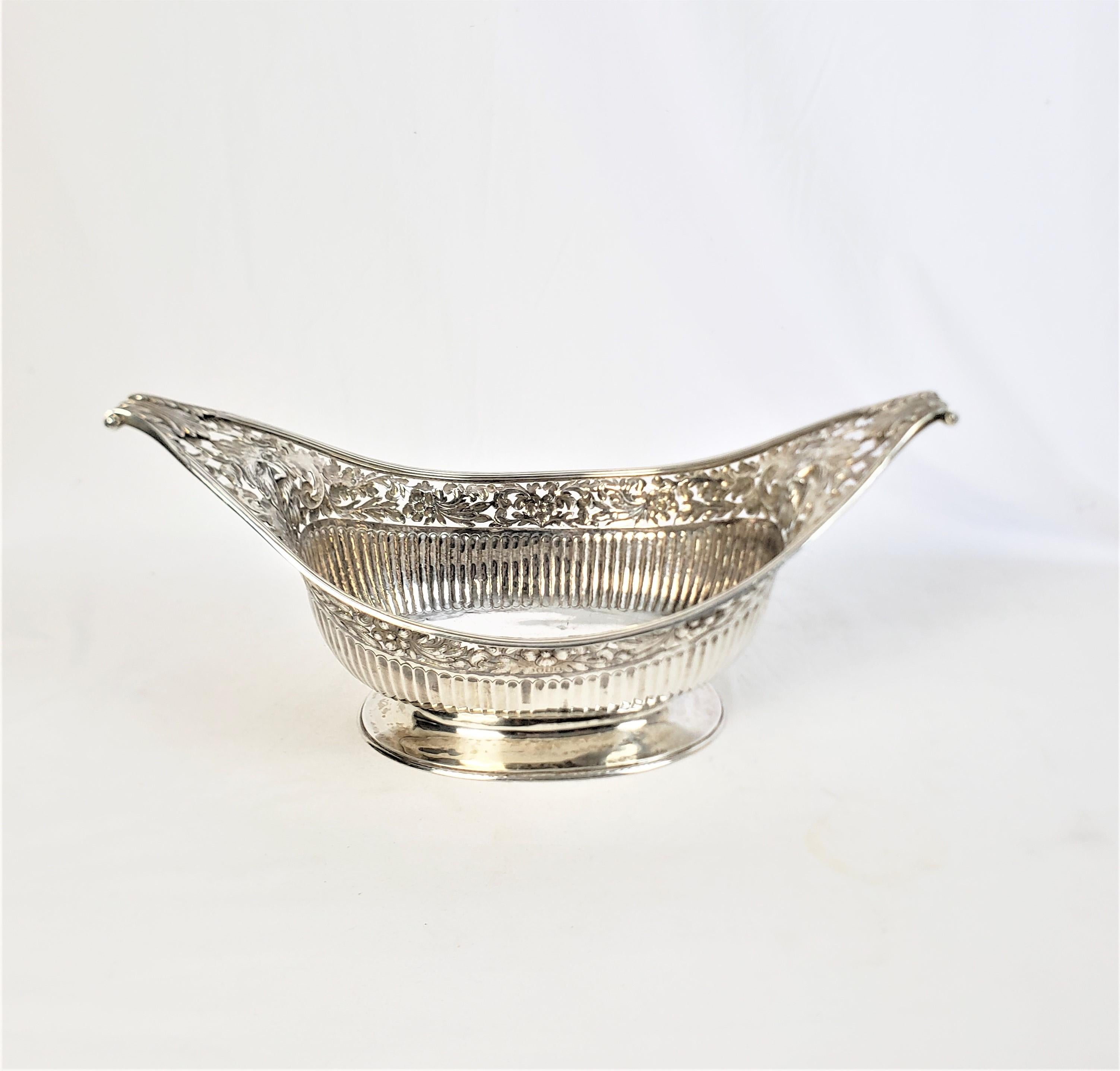 Gran cesta georgiana perforada de plata de ley con caras repulidas y decoración floral Plata esterlina en venta