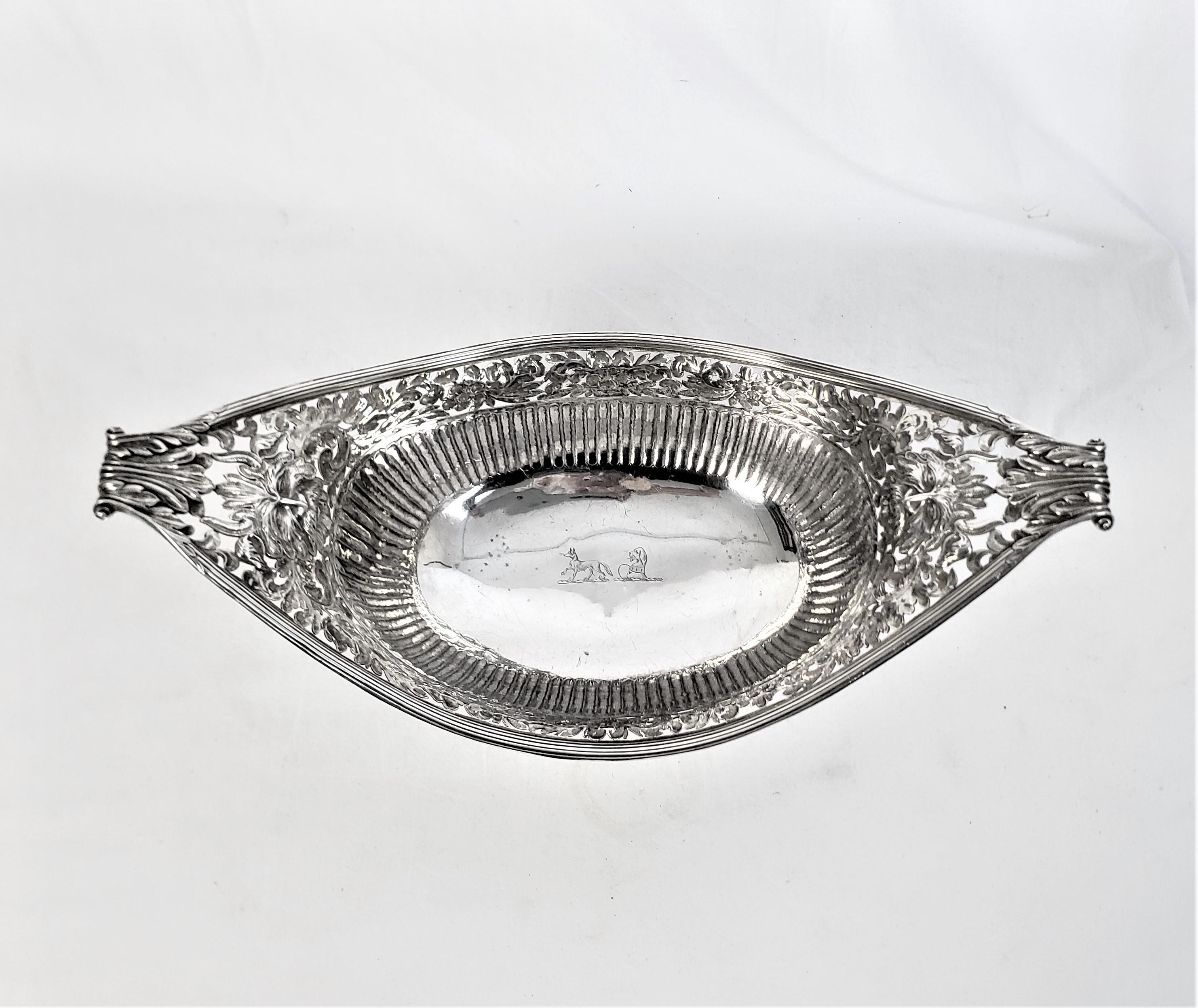 Gran cesta georgiana perforada de plata de ley con caras repulidas y decoración floral en venta 1