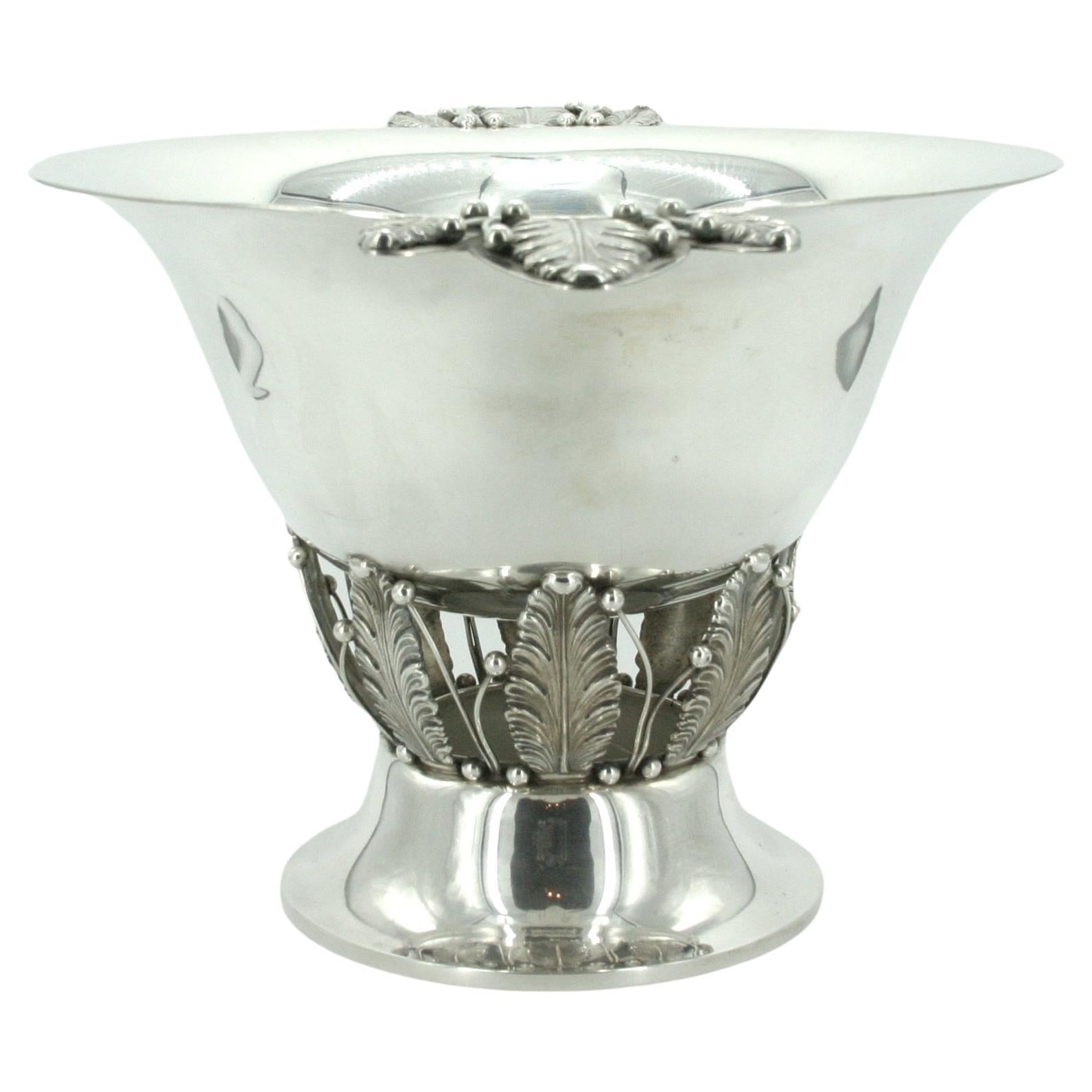 Very large sterling silver woodside sterling Co barware / tableware footed punch bowl or wine cooler. The punch bowl features two side handles resting on a proportions round base. The bowl is in great condition. Stamped with firm's mark and 