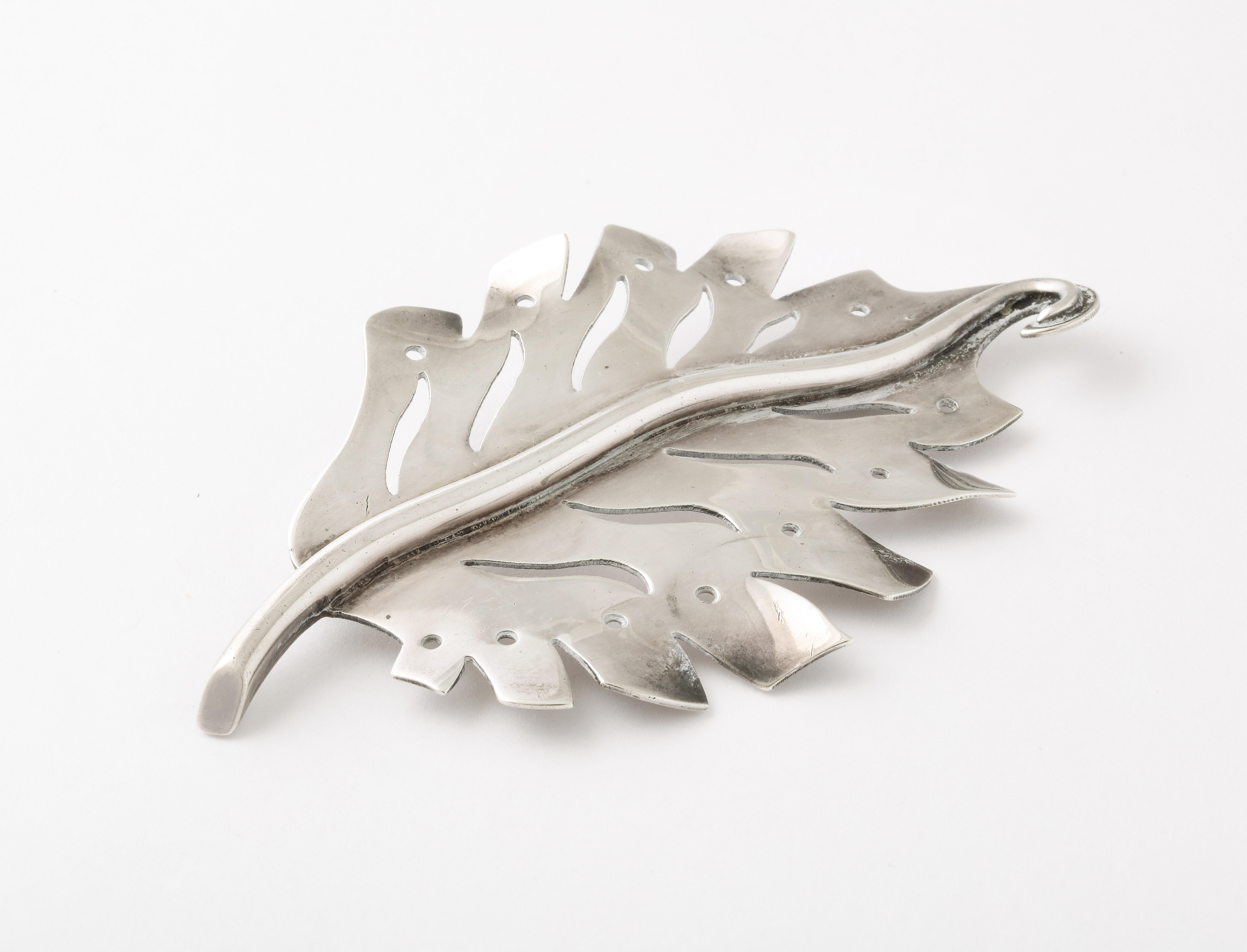 Large Sterling Silver Leaf Brooch c. 1940 In Excellent Condition For Sale In Stamford, CT