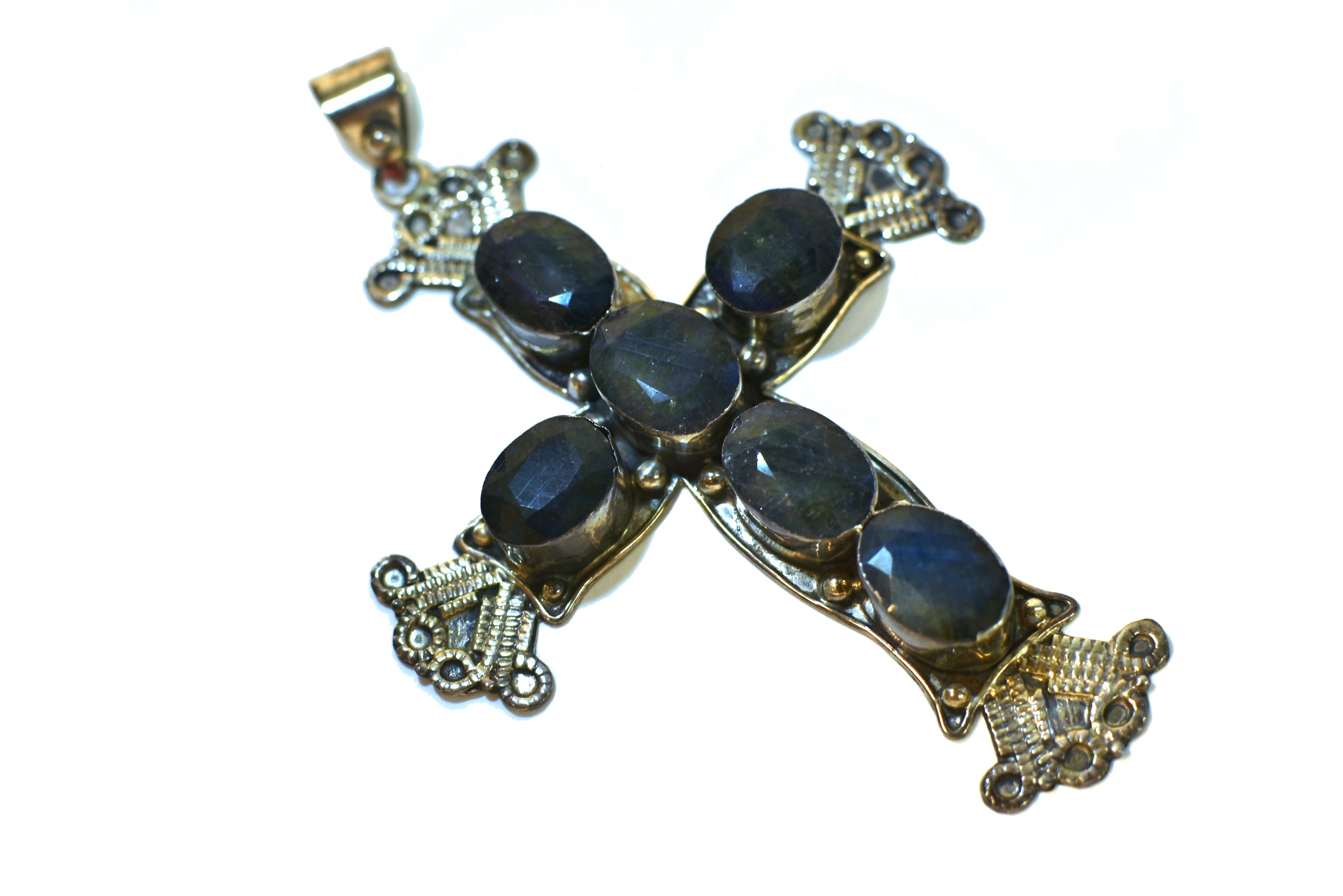 Colgante grande en forma de cruz de zafiro natural de plata de ley 40 quilates en Excelente estado para la venta en Somis, CA