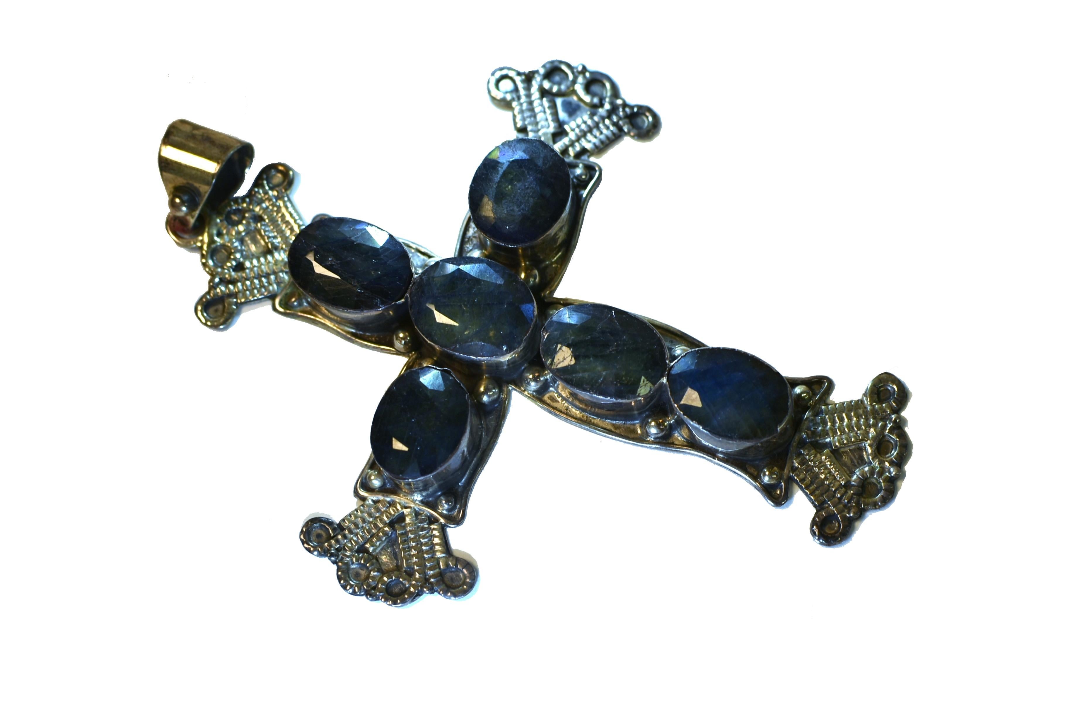 Colgante grande en forma de cruz de zafiro natural de plata de ley 40 quilates Siglo XXI y contemporáneo en venta