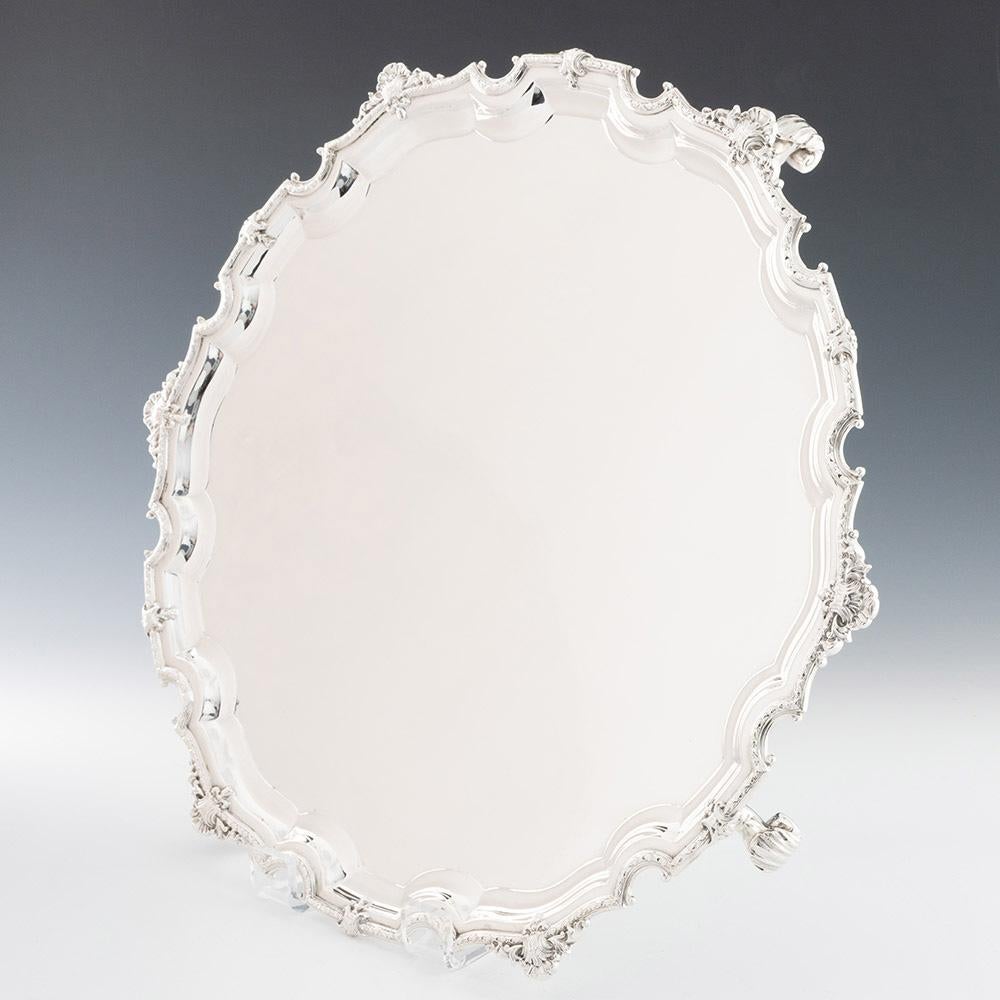 Titolo : Grande salsiera in argento sterling con bordo in fusione
Data : Marchiato a Birmignham nel 1941 per i fratelli Addie.
Periodo : Giorgio VI
Origine : Birmingham, Inghilterra
Decorazione: bordo in chipendale fuso con dettagli smerlati e