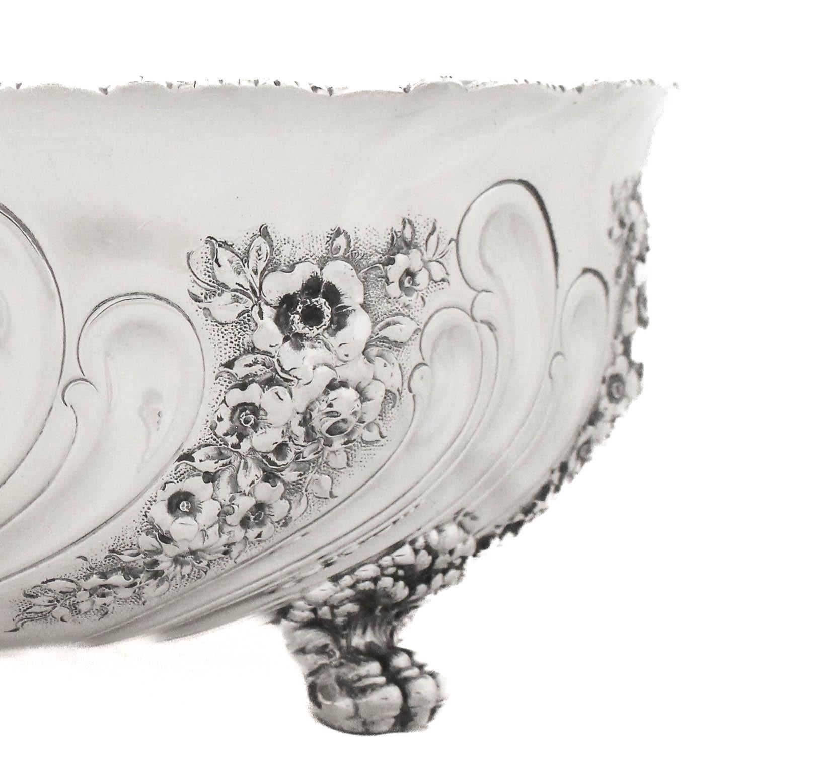 Estamos orgullosos de ofrecer este cuenco de plata de ley de la mundialmente conocida Tiffany and Company.  La elaboración es excepcional en todos los aspectos: desde el diseño, el detalle y el peso.  ¡¡Es Tiffany en estado puro!!  Hay un diseño