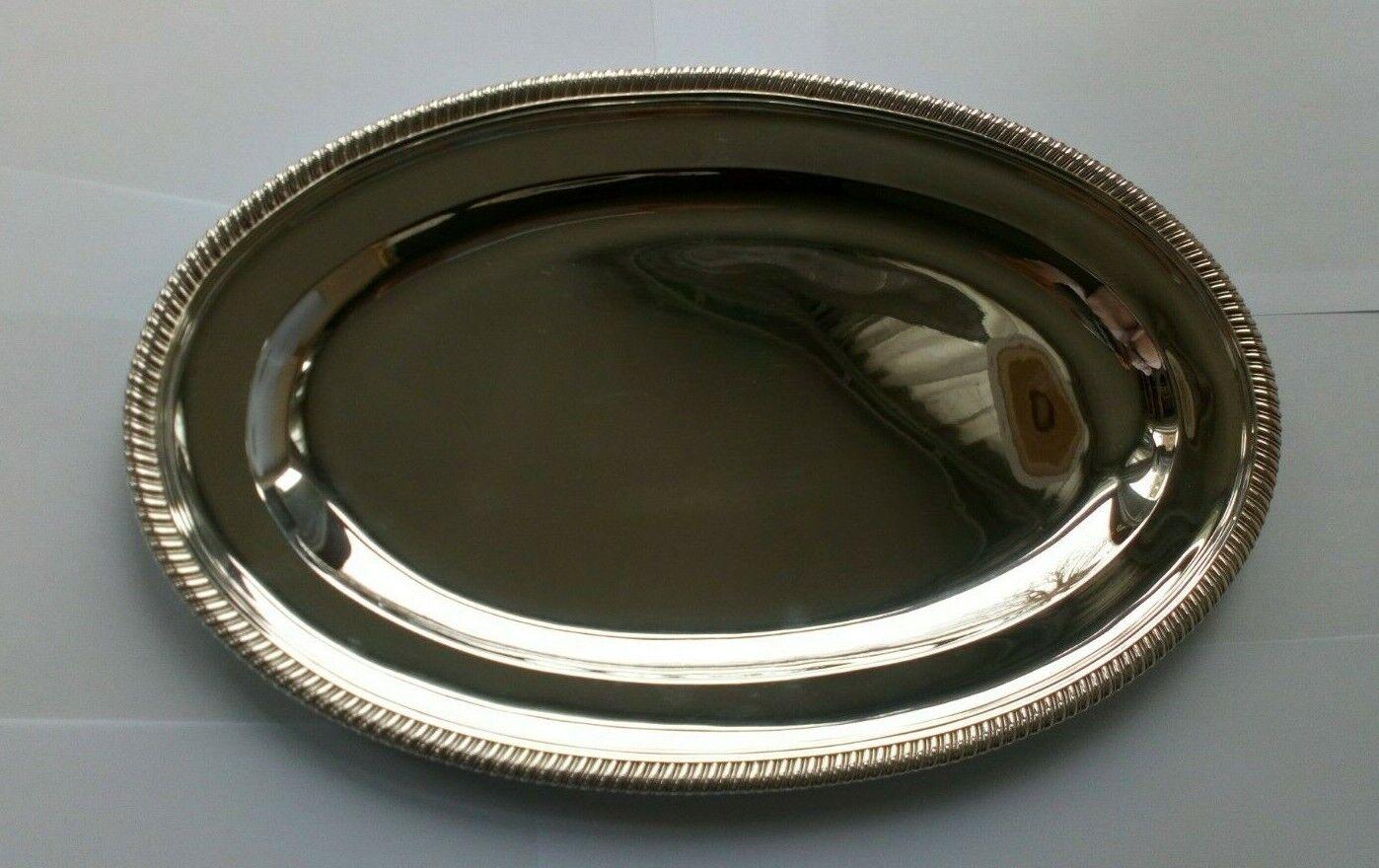 Großes Tablett aus Sterlingsilber von Goldsmiths & Silversmiths Co Ltd von 1933

Das ovale Tablett ist in gutem Zustand und hat einen schlichten Korpus mit stilisierten Rändern.

Gepunzt: Hergestellt von Goldsmiths & Silversmiths Co Ltd in 112