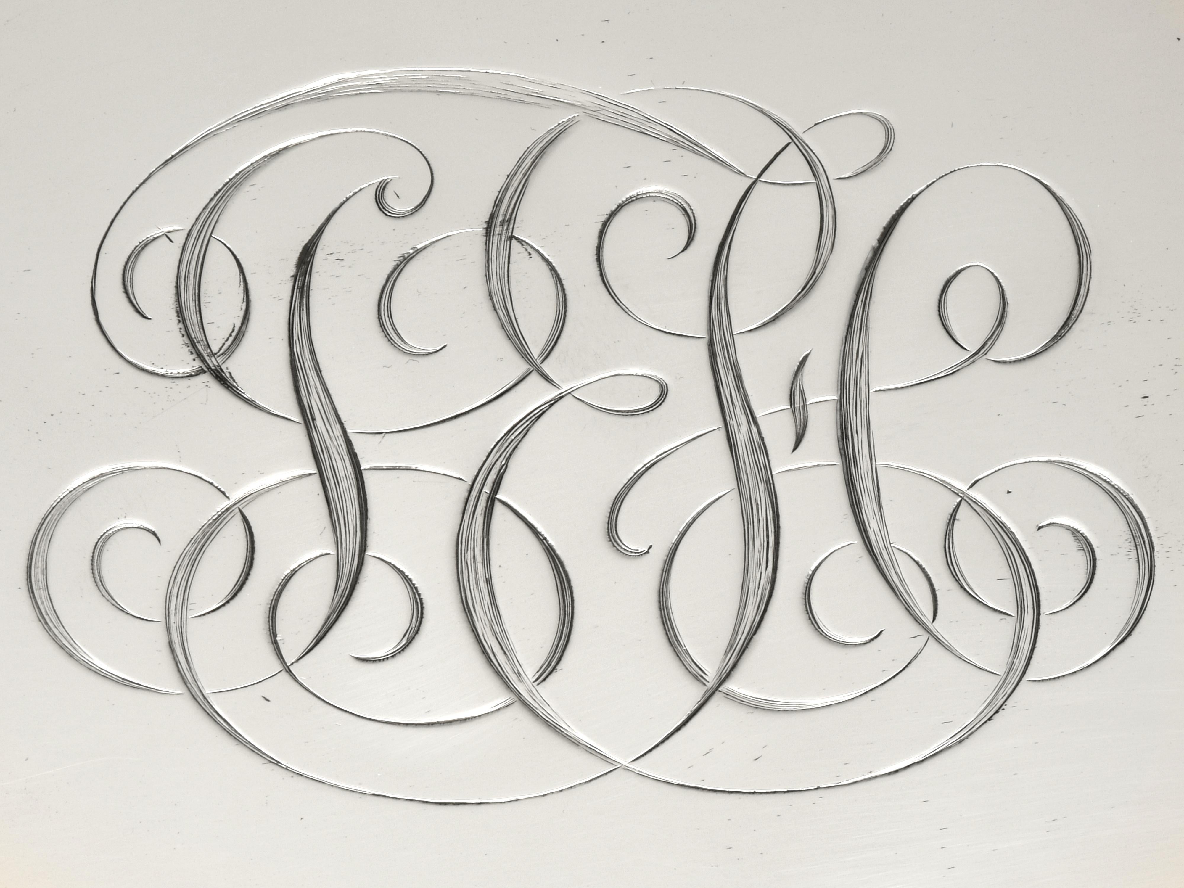 Dieses große Kellnertablett von Tiffany & Co. enthält 178,9 Unzen Sterlingsilber. Die Herstellermarke weist darauf hin, dass das Stück zwischen 1902 und 1907 entstanden ist. Die Mitte des Tabletts ist mit dem Monogramm 