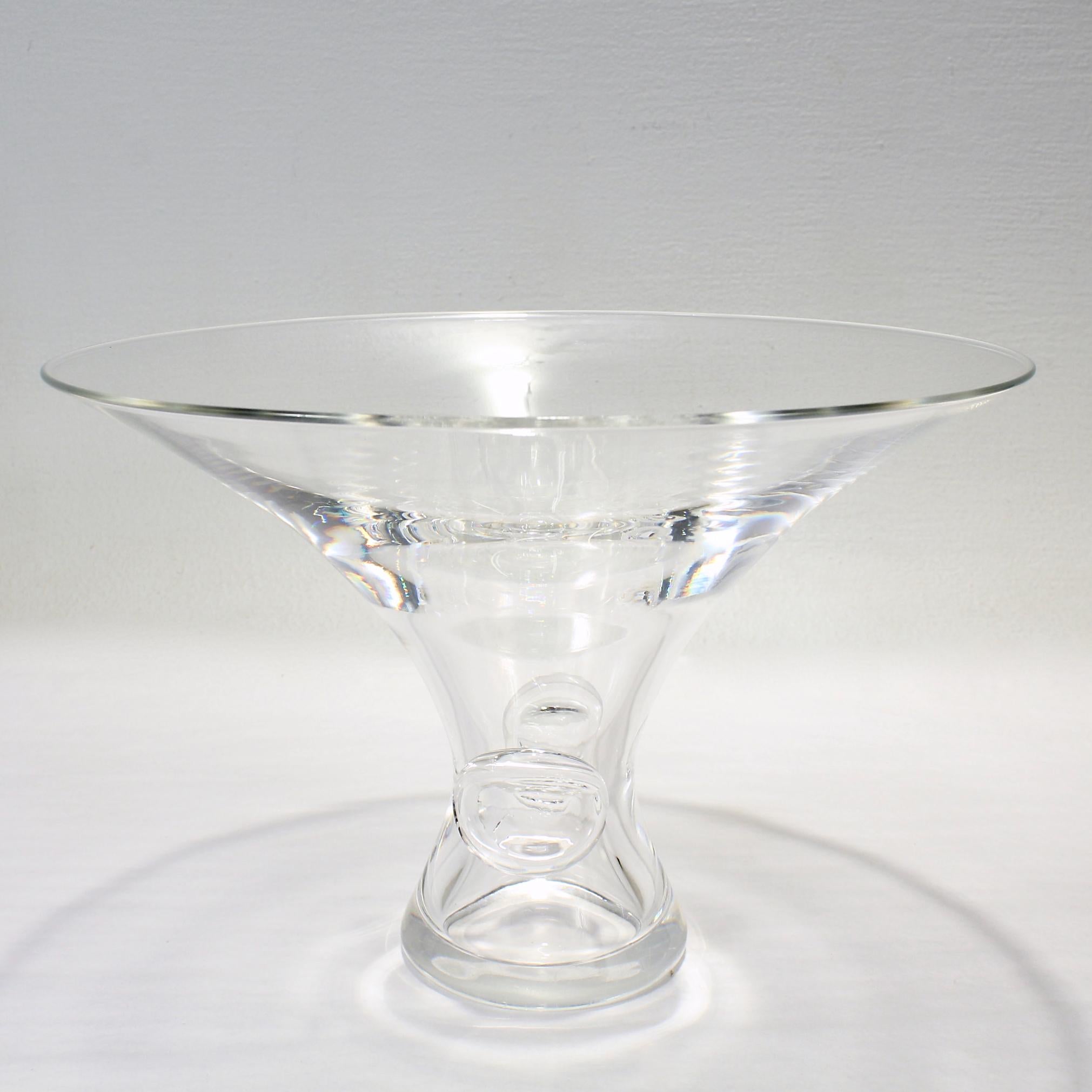 Vase en verre 'Bouquet' de grande taille.

Par Steuben Glassworks.

Conçu par George Thompson.

Modèle n° 7985

Le vase en forme de trompette présente deux prunelles ovales surélevées sur les côtés opposés. 

Tout simplement une superbe