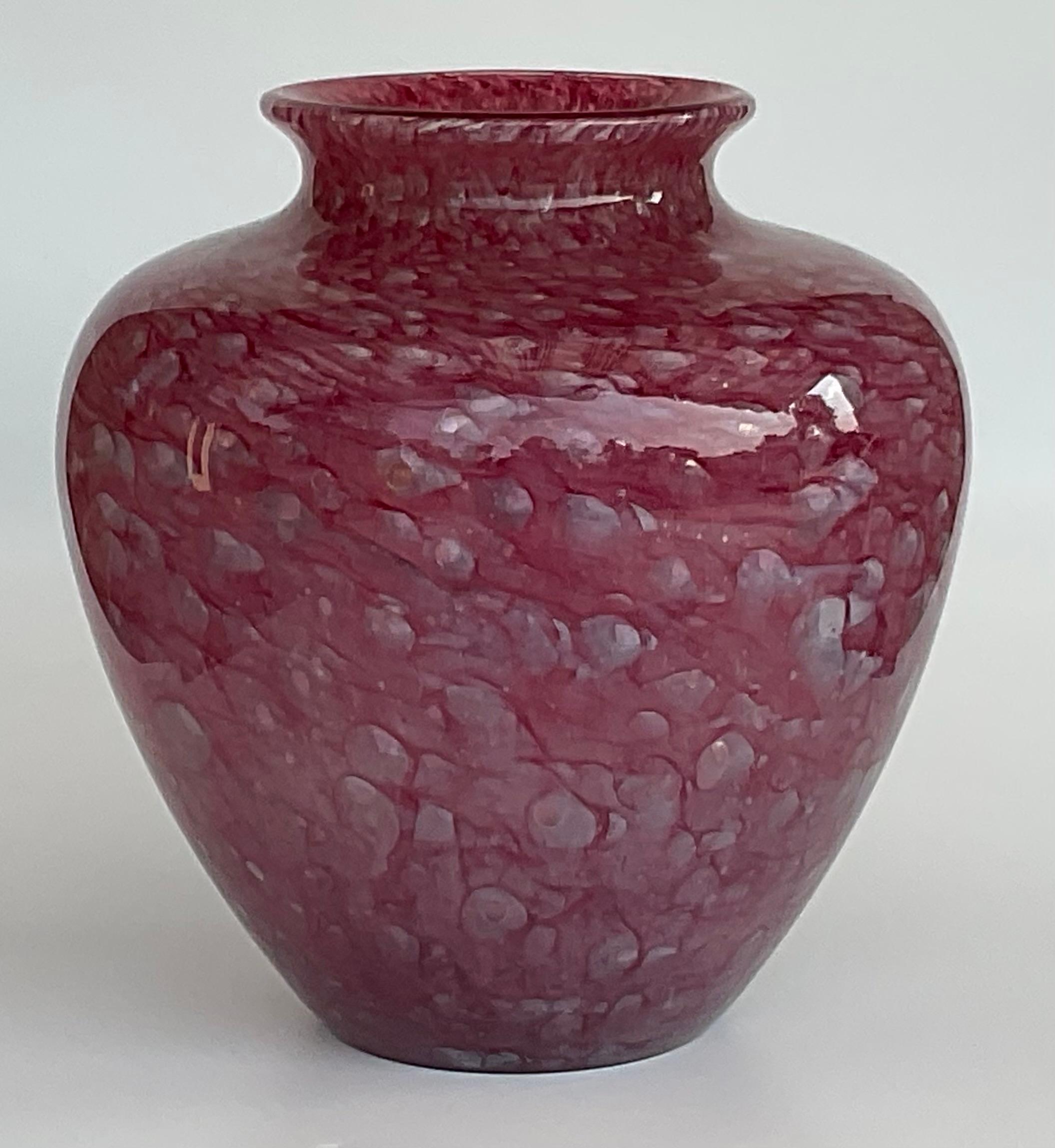 GRAND Vase Cluthra en verre d'art de Steuben Circa 1920 Signé en script en rouge rosé vibrant. Il s'agit d'un grand exemple de cette technique difficile à trouver. 