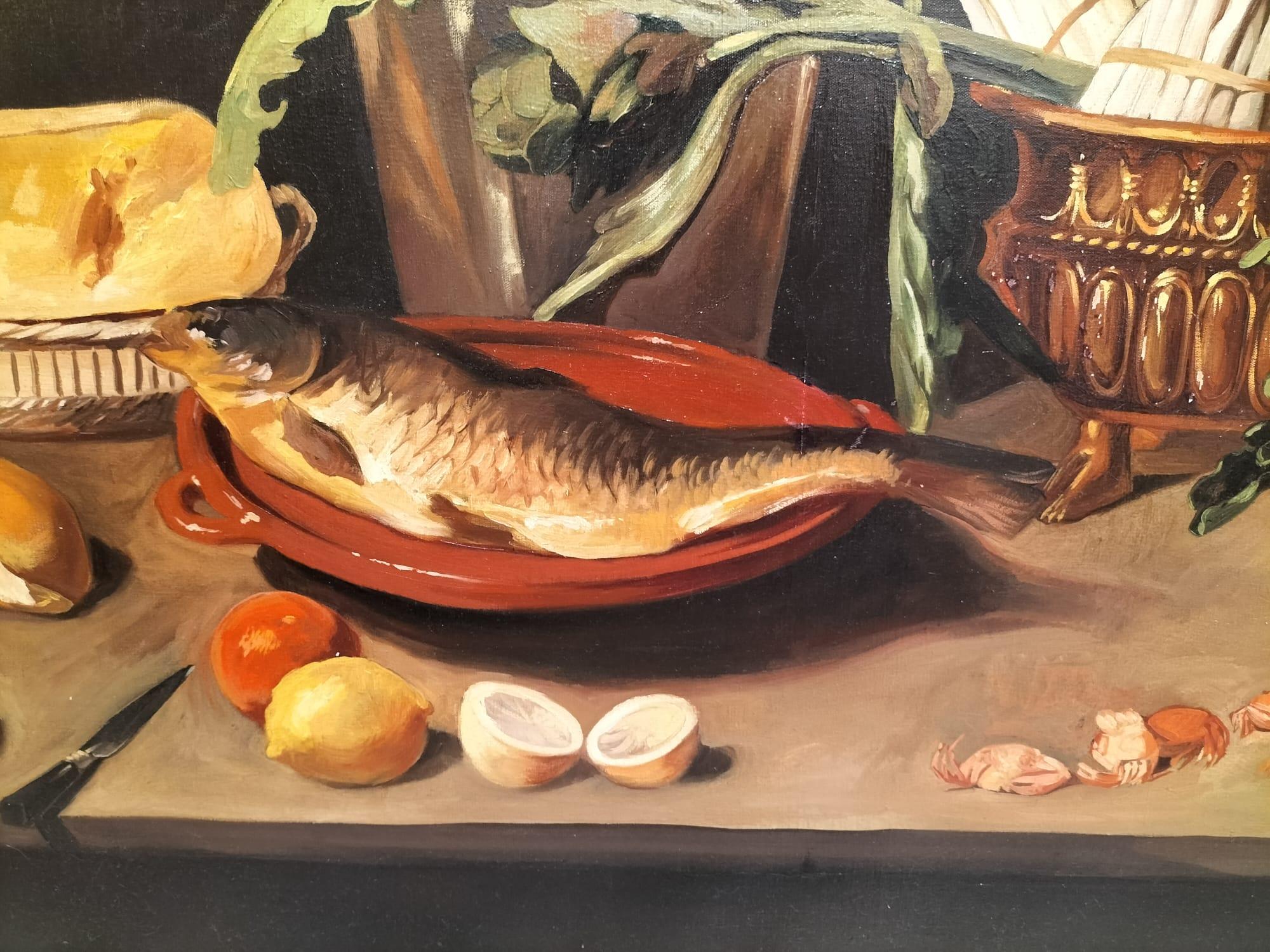 Questa squisita e grande natura morta olio su tela ritrae un'abbondante gamma di alimenti accuratamente disposti su un tavolo su uno sfondo scuro. Al centro, un grande pesce poggia su un piatto rosso, circondato da un contenitore di ottone pieno di