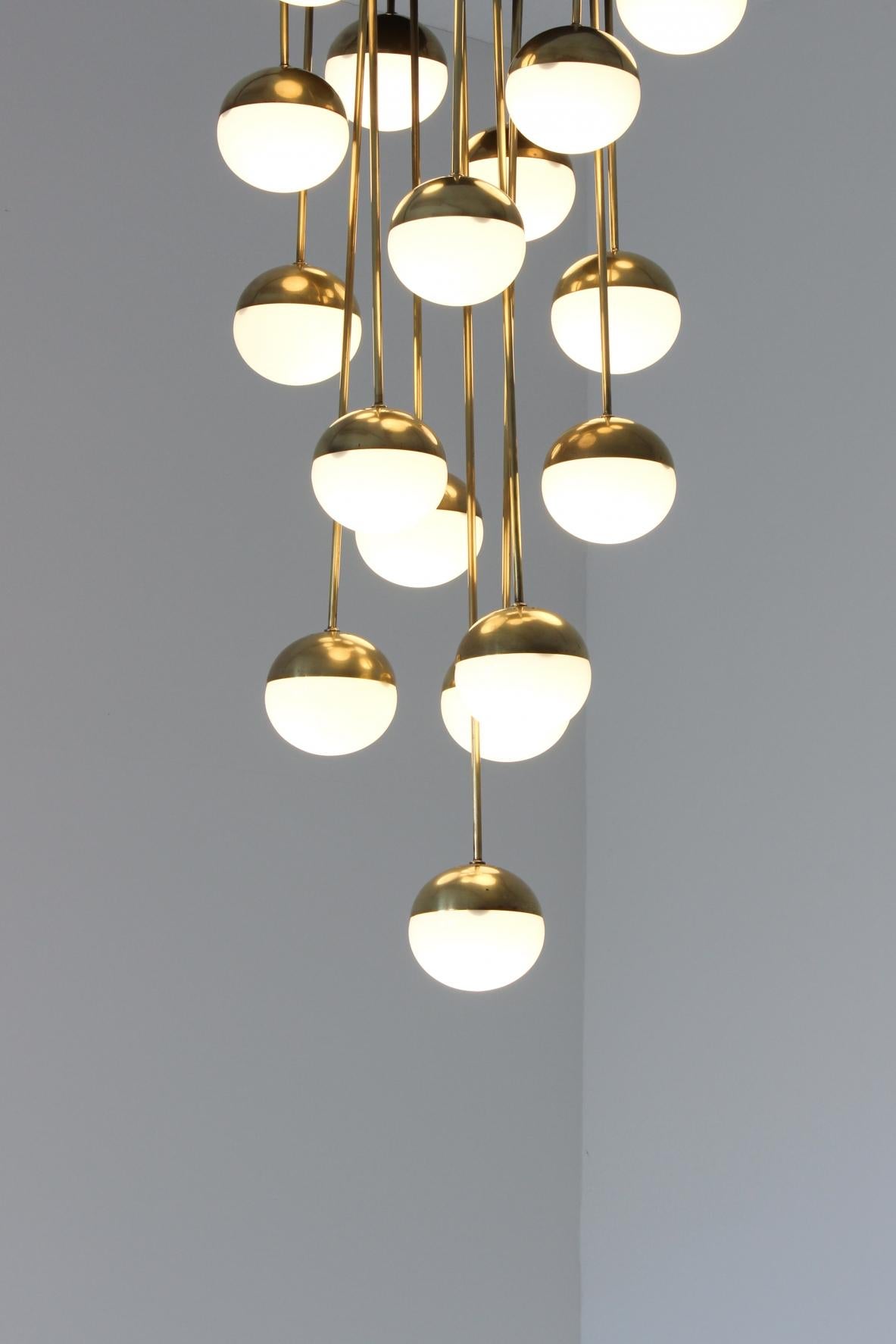 Mid-Century Modern Large Stilnovo Chandelier with 18-Light and Opaline Glasses For Sale