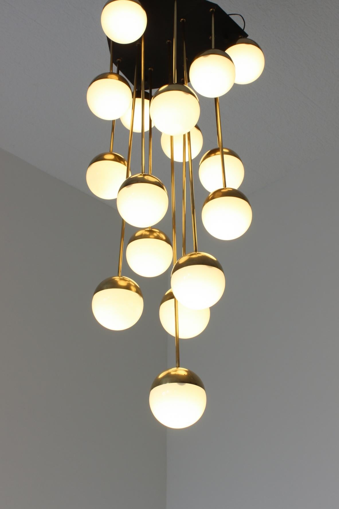 Italian Large Stilnovo Chandelier with 18-Light and Opaline Glasses For Sale