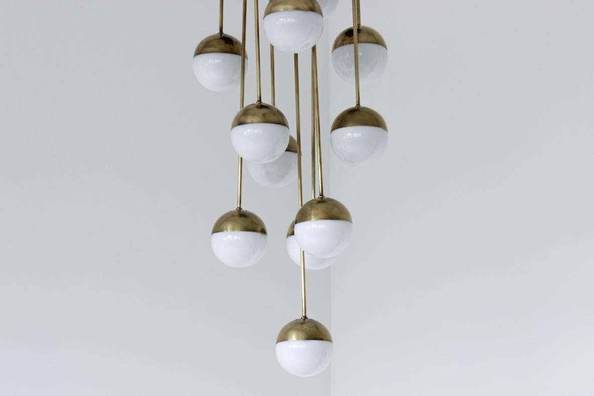 Large Stilnovo Chandelier with 18-Light and Opaline Glasses In Excellent Condition For Sale In Milano, IT