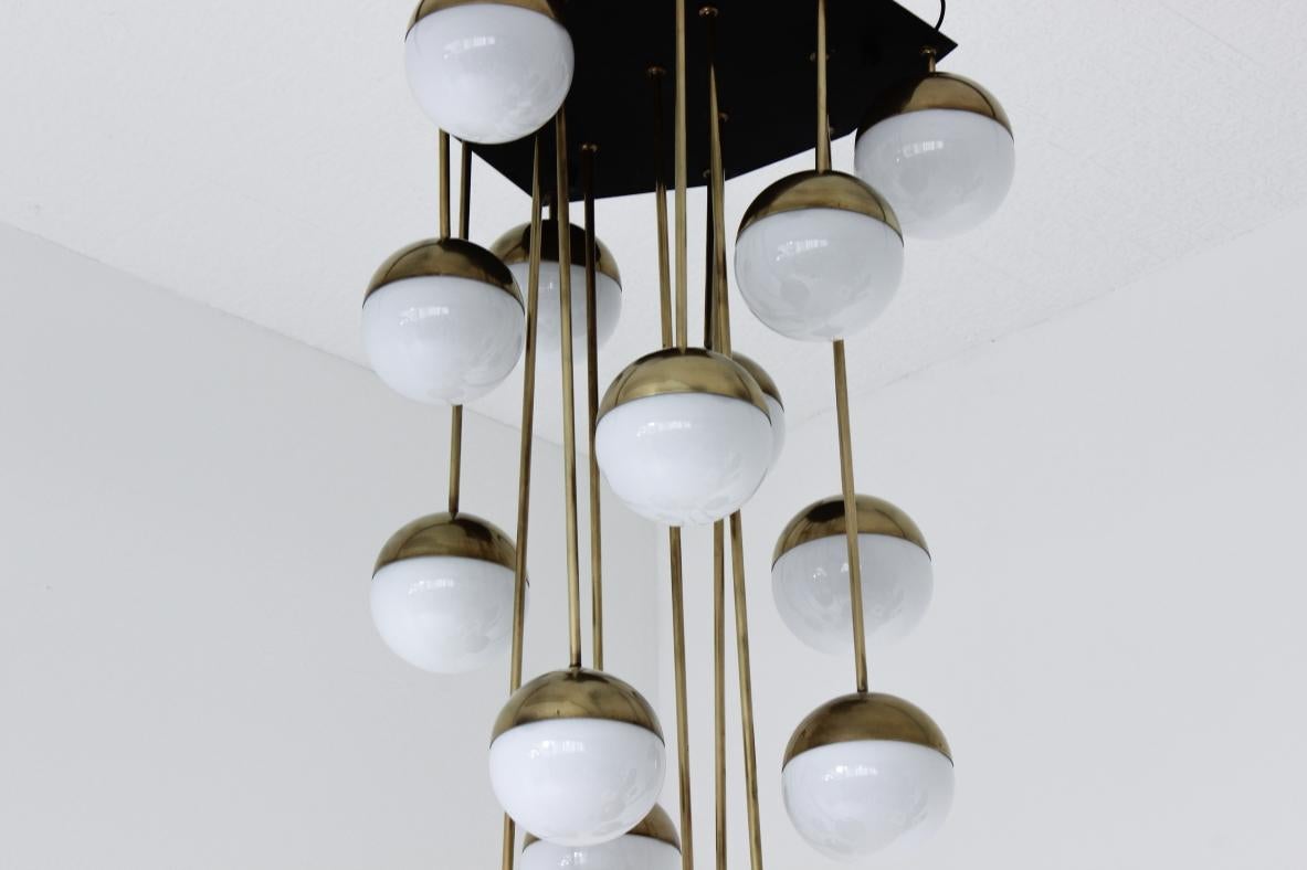 Mid-20th Century Large Stilnovo Chandelier with 18-Light and Opaline Glasses For Sale