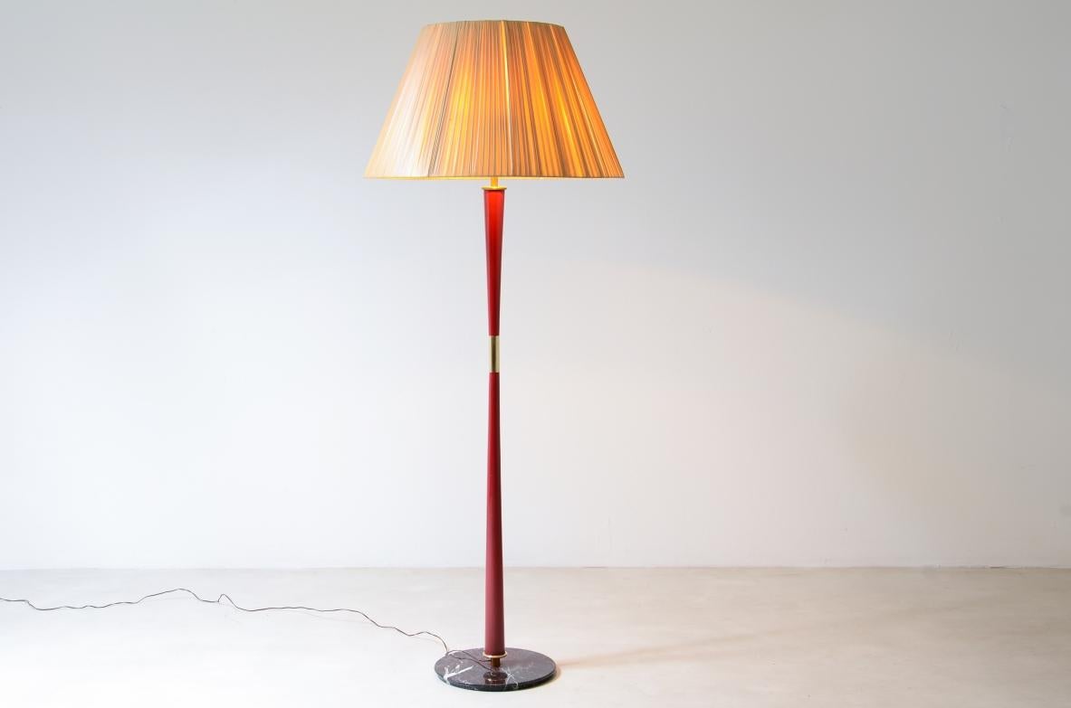 COD-2480
Grande lampada da terra di Stilnovo con base in marmo verde delle Alpi e stelo laccato con dettagli in ottone. Eleganza del paralume originale.

Stilnovo Italia 1950ca.

65 cm h 180