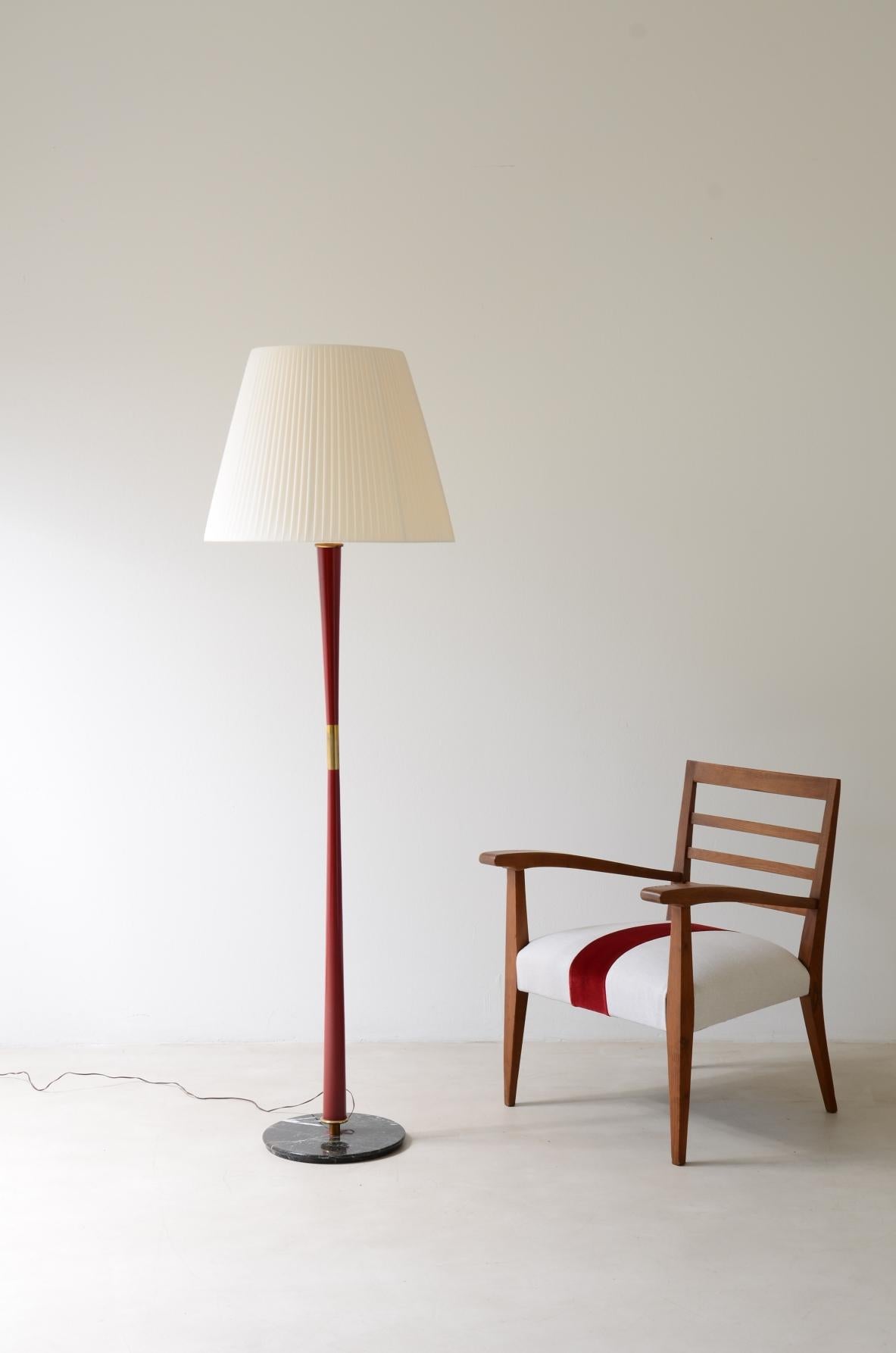 Italiano Grande lampada da terra Stilnovo con base in marmo Greene & Greene in vendita