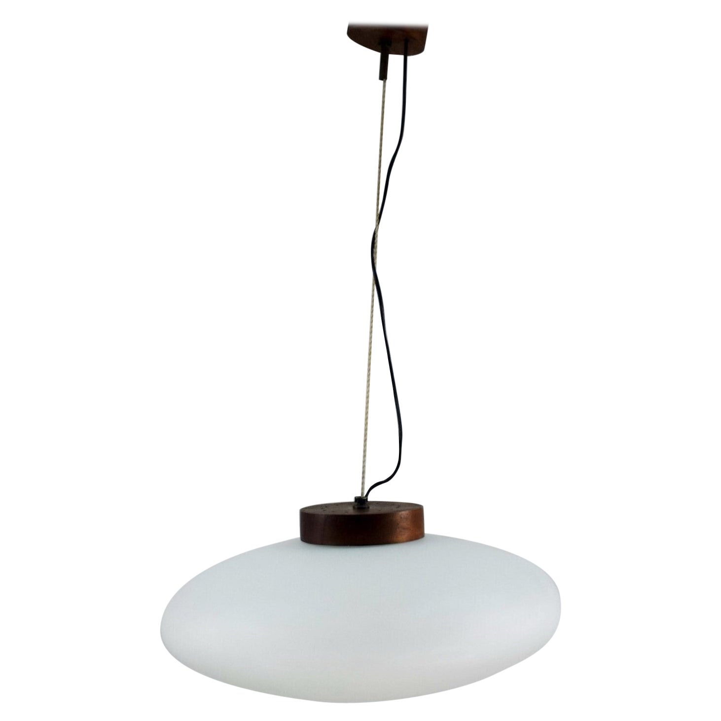 Pendentif de Stilnovo fabriqué en Italie, années 1950. Avec un grand diffuseur en verre satiné brossé, des montures en bois de teck. Il faut une ampoule E27 100w. Ce pendentif rare et de haute qualité est en bon état vintage, sans expédition ni