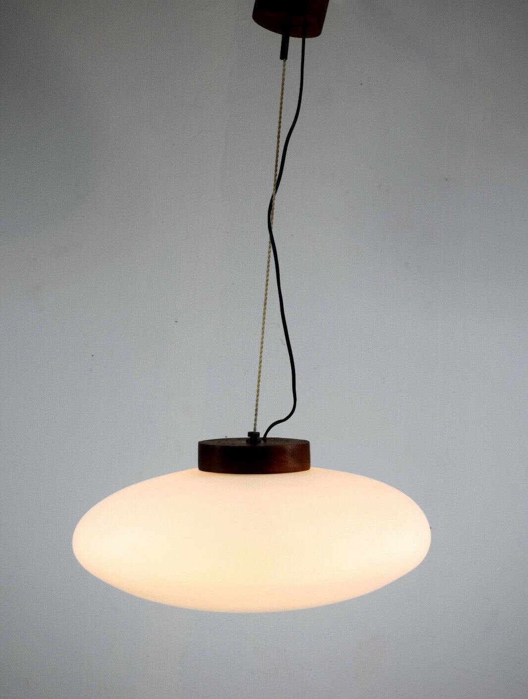 Grand diffuseur à suspension Stilnovo en verre satiné brossé et bois, Italie, années 1950 en vente
