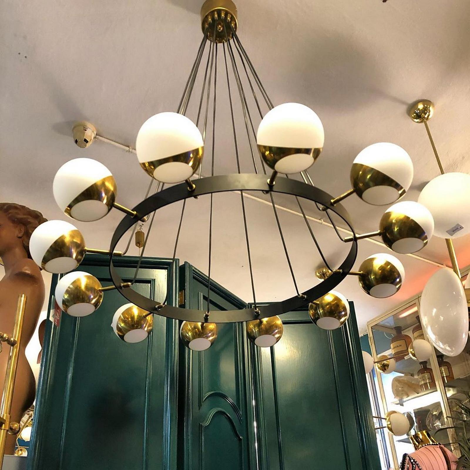 Large Stilnovo Style Italian Chandelier 12 Lights, Made of Brass and Glass For Sale 3