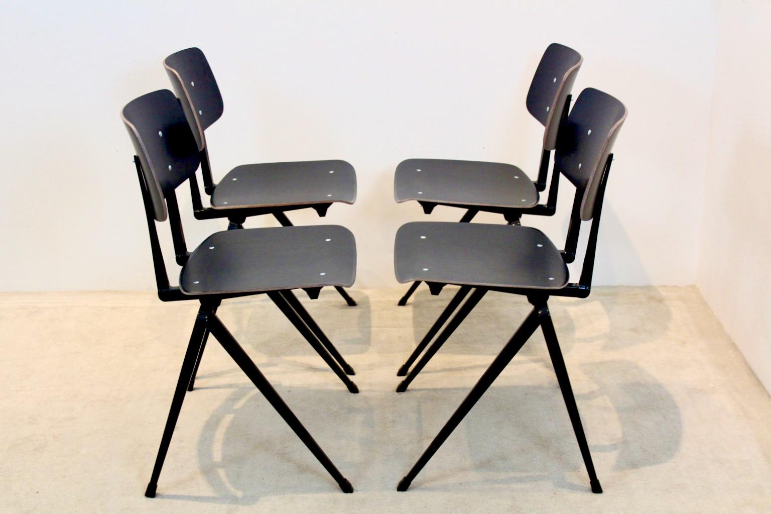 Grand stock de chaises de salle à manger industrielles Galvanitas S17 empilables en vente 2