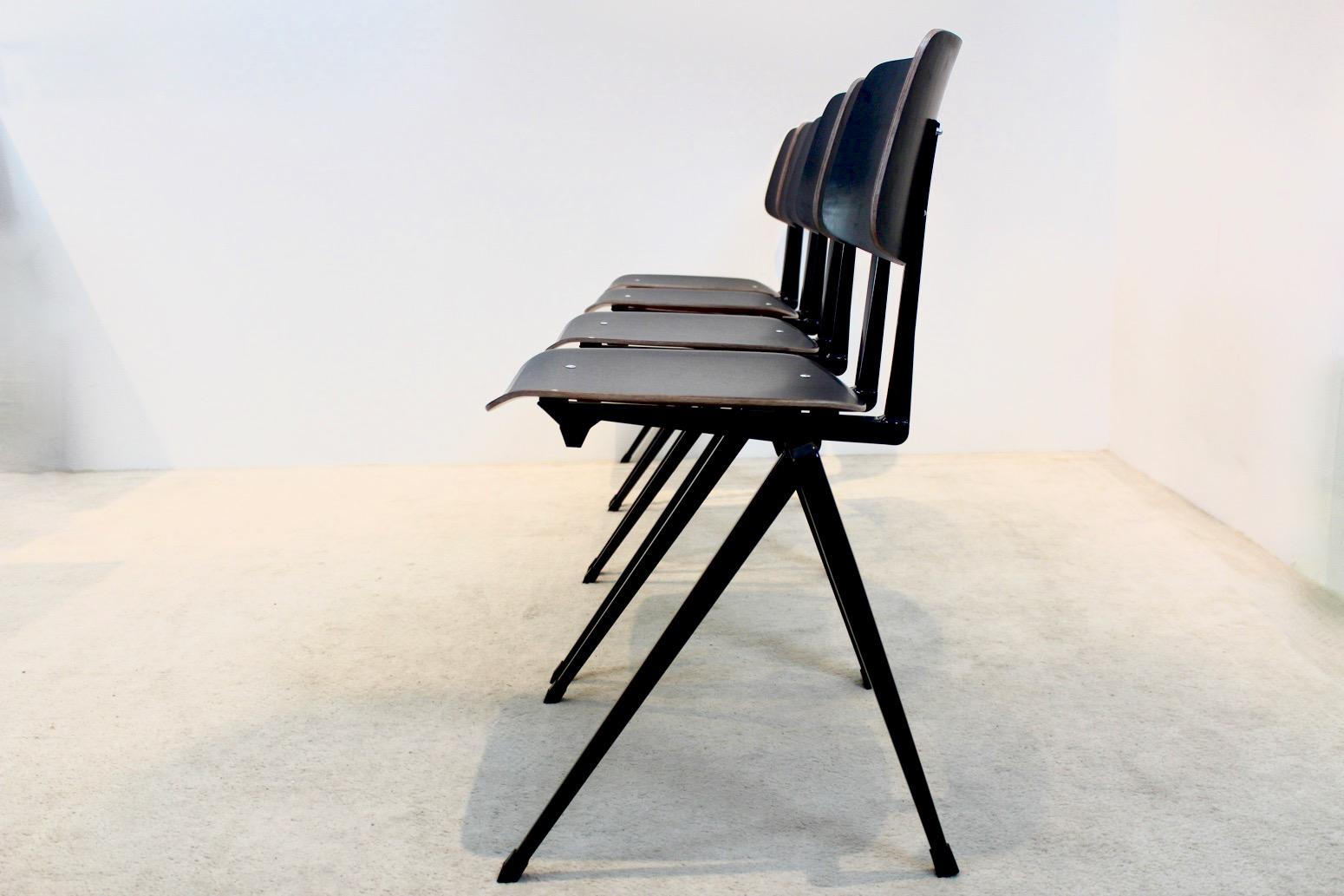 XXIe siècle et contemporain Grand stock de chaises de salle à manger industrielles Galvanitas S17 empilables en vente