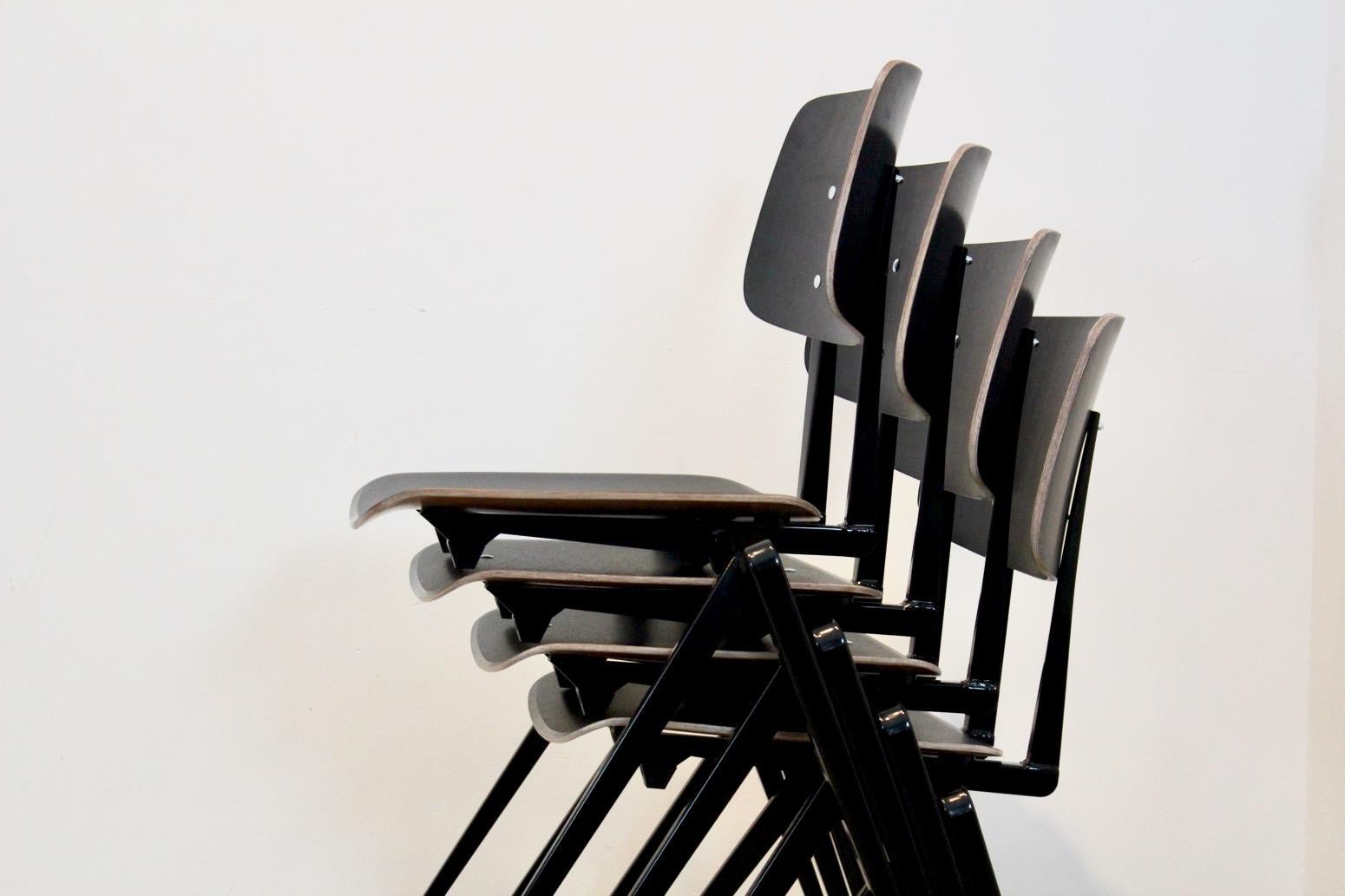 Acier Grand stock de chaises de salle à manger industrielles Galvanitas S17 empilables en vente