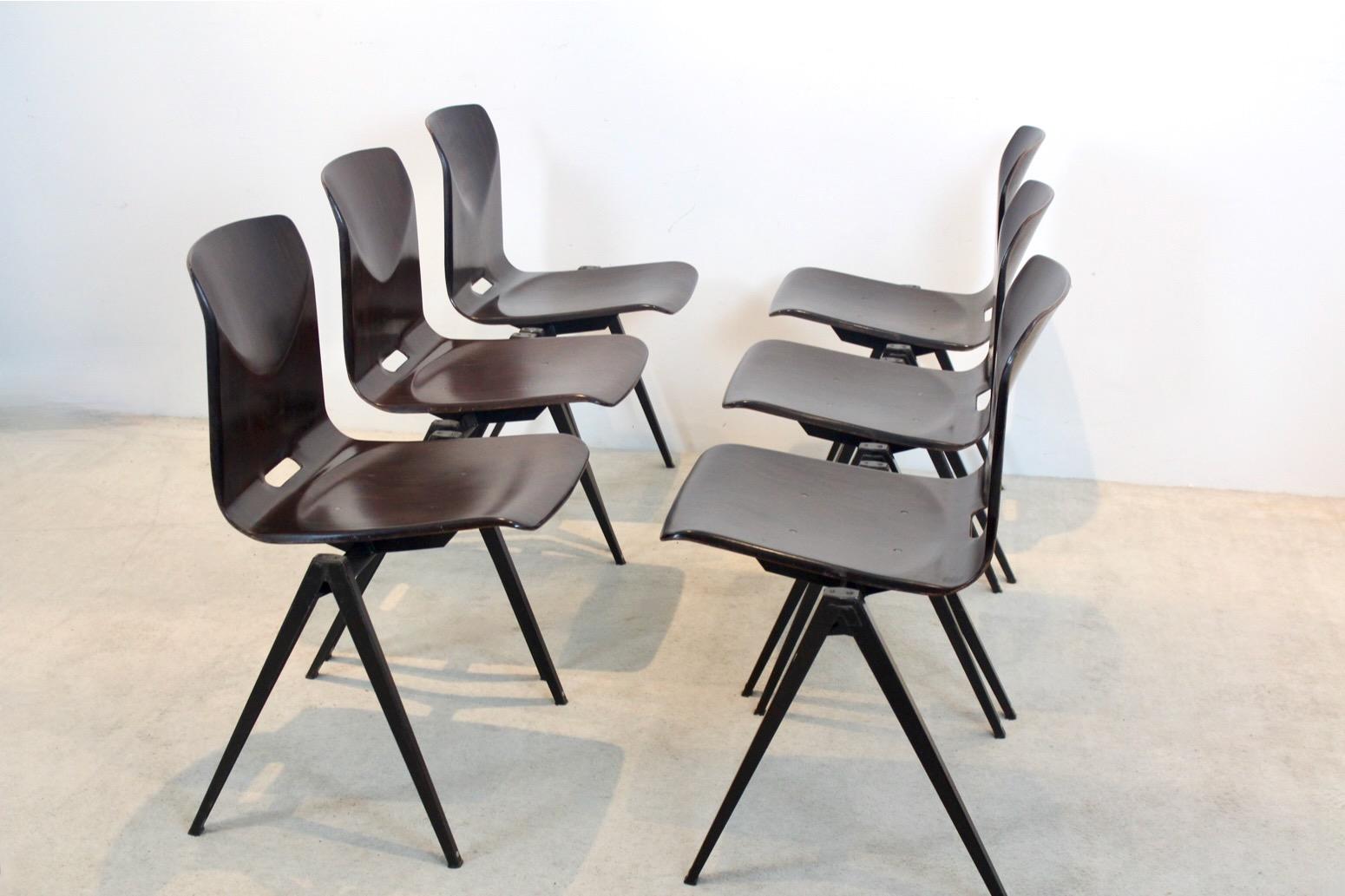 Grand stock de chaises de table empilables Pagholz Galvanitas S22 industrielles en wengé en vente 3