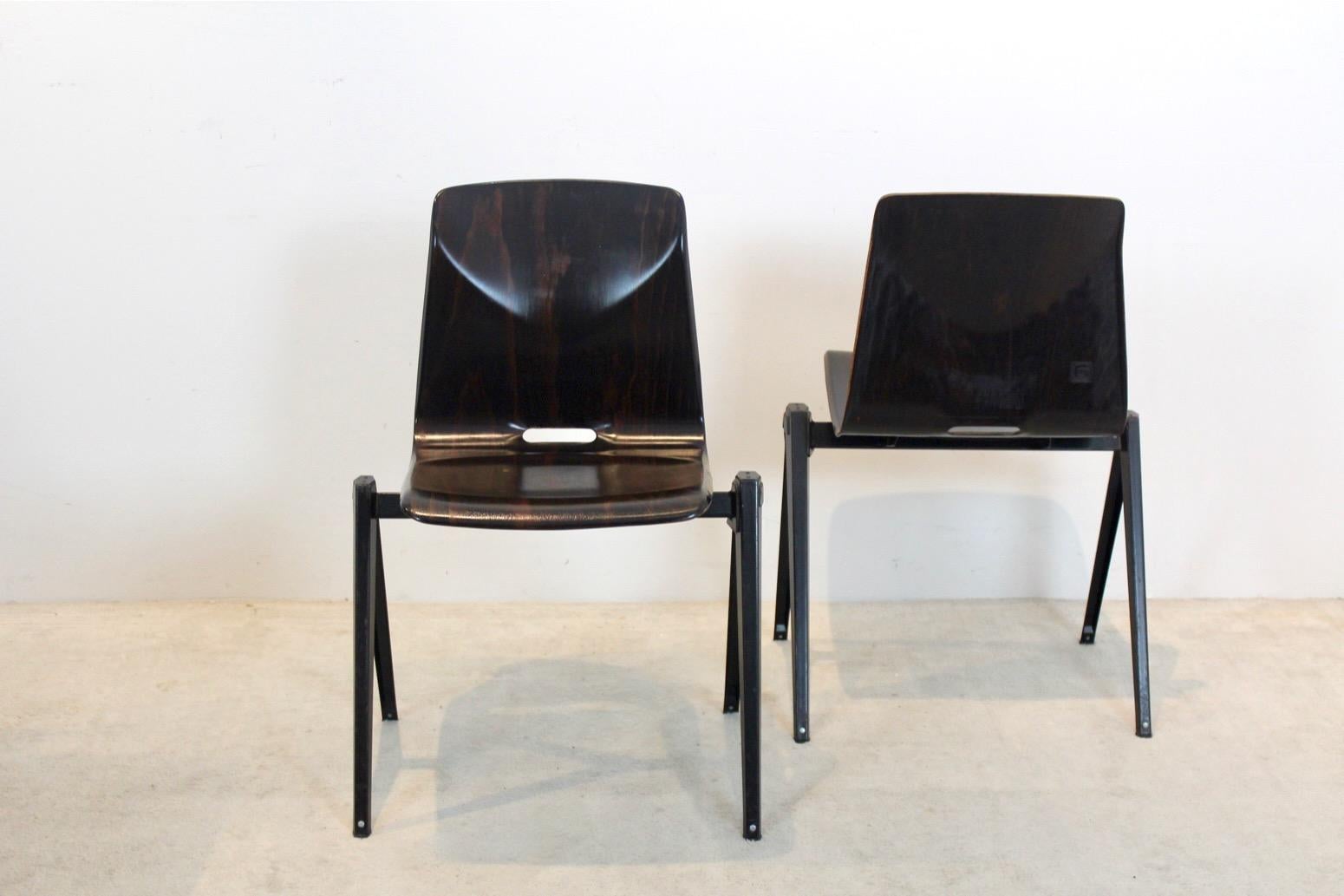 Grand stock de chaises de table empilables Pagholz Galvanitas S22 industrielles en wengé en vente 4