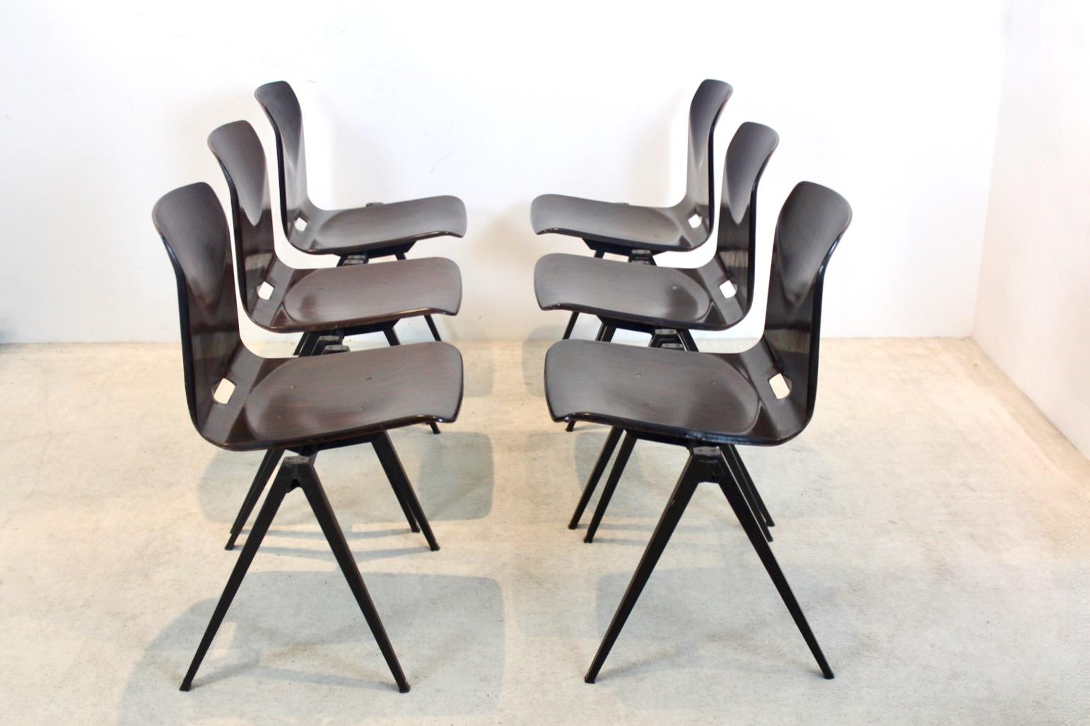 Mid-Century Modern Grand stock de chaises de table empilables Pagholz Galvanitas S22 industrielles en wengé en vente