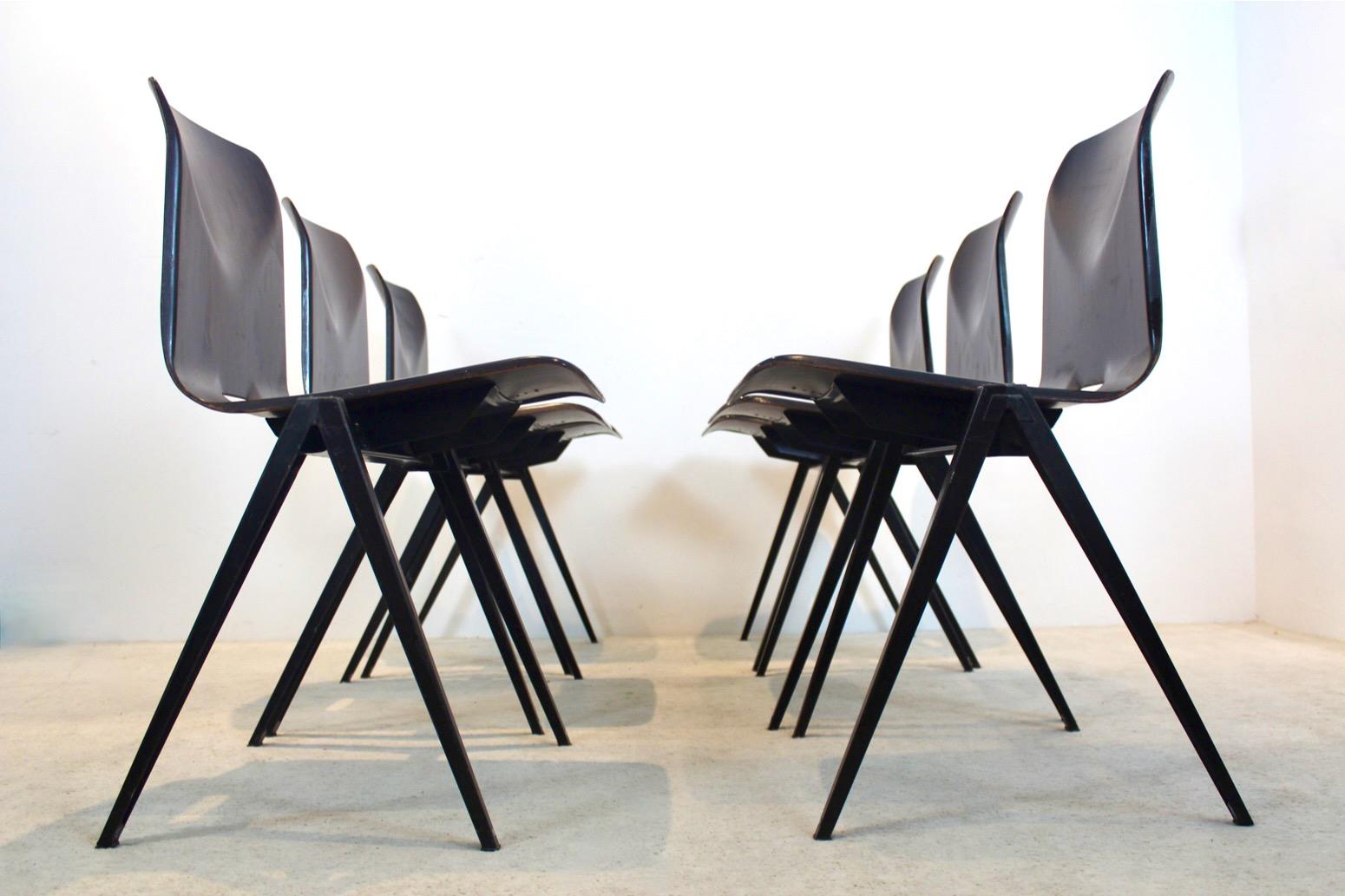 Grand stock de chaises de table empilables Pagholz Galvanitas S22 industrielles en wengé Bon état - En vente à Voorburg, NL