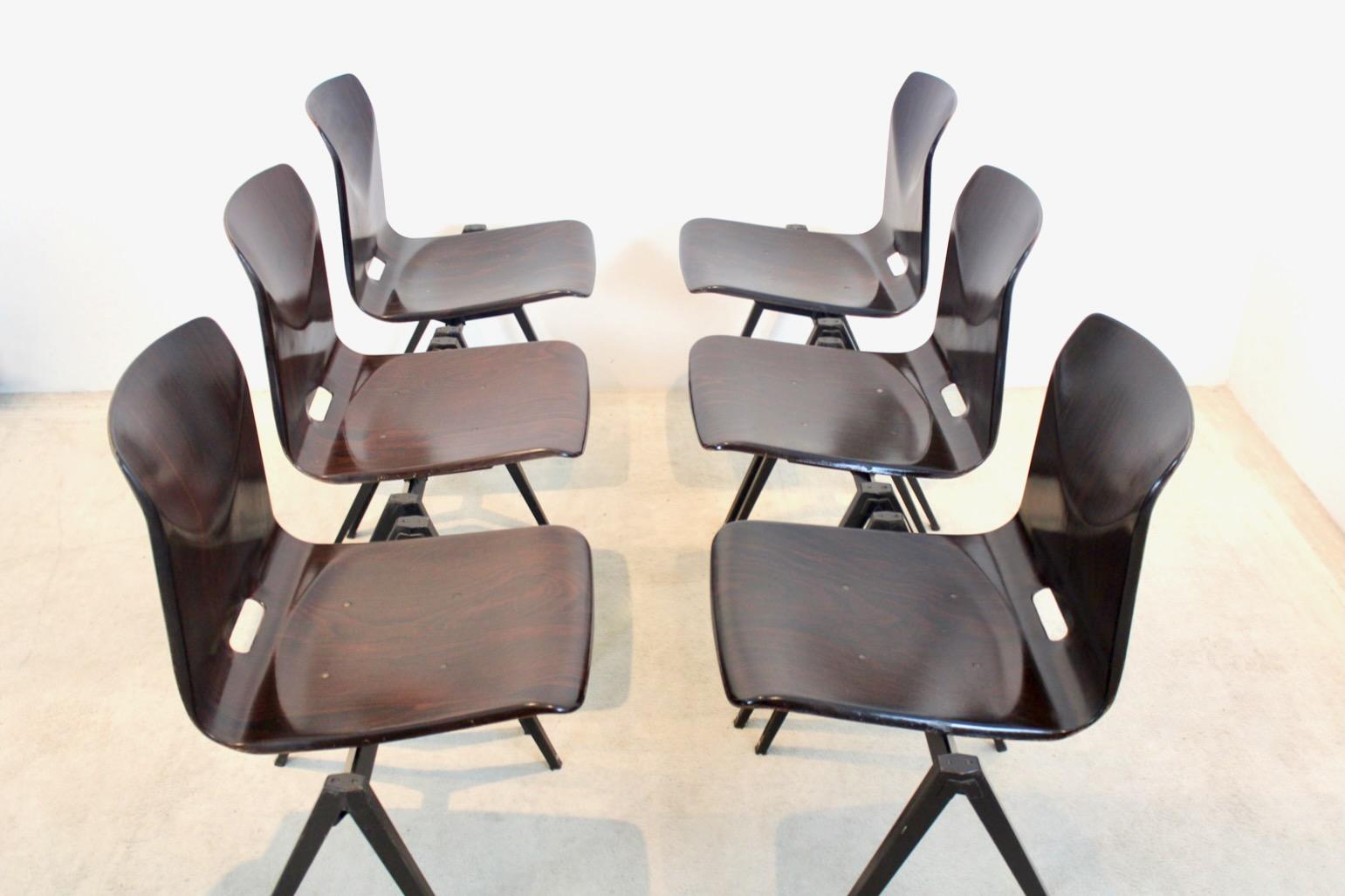 20ième siècle Grand stock de chaises de table empilables Pagholz Galvanitas S22 industrielles en wengé en vente