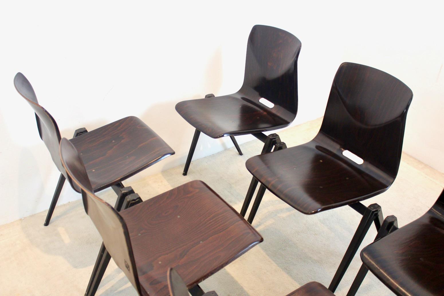 Acier Grand stock de chaises de table empilables Pagholz Galvanitas S22 industrielles en wengé en vente