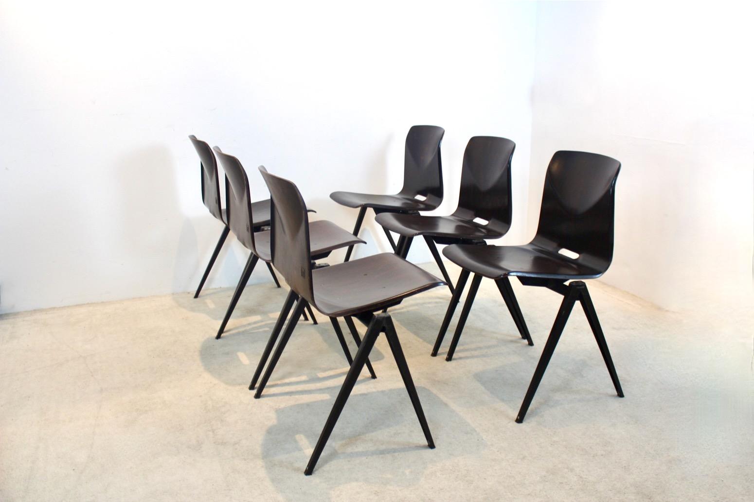 Grand stock de chaises de table empilables Pagholz Galvanitas S22 industrielles en wengé en vente 2